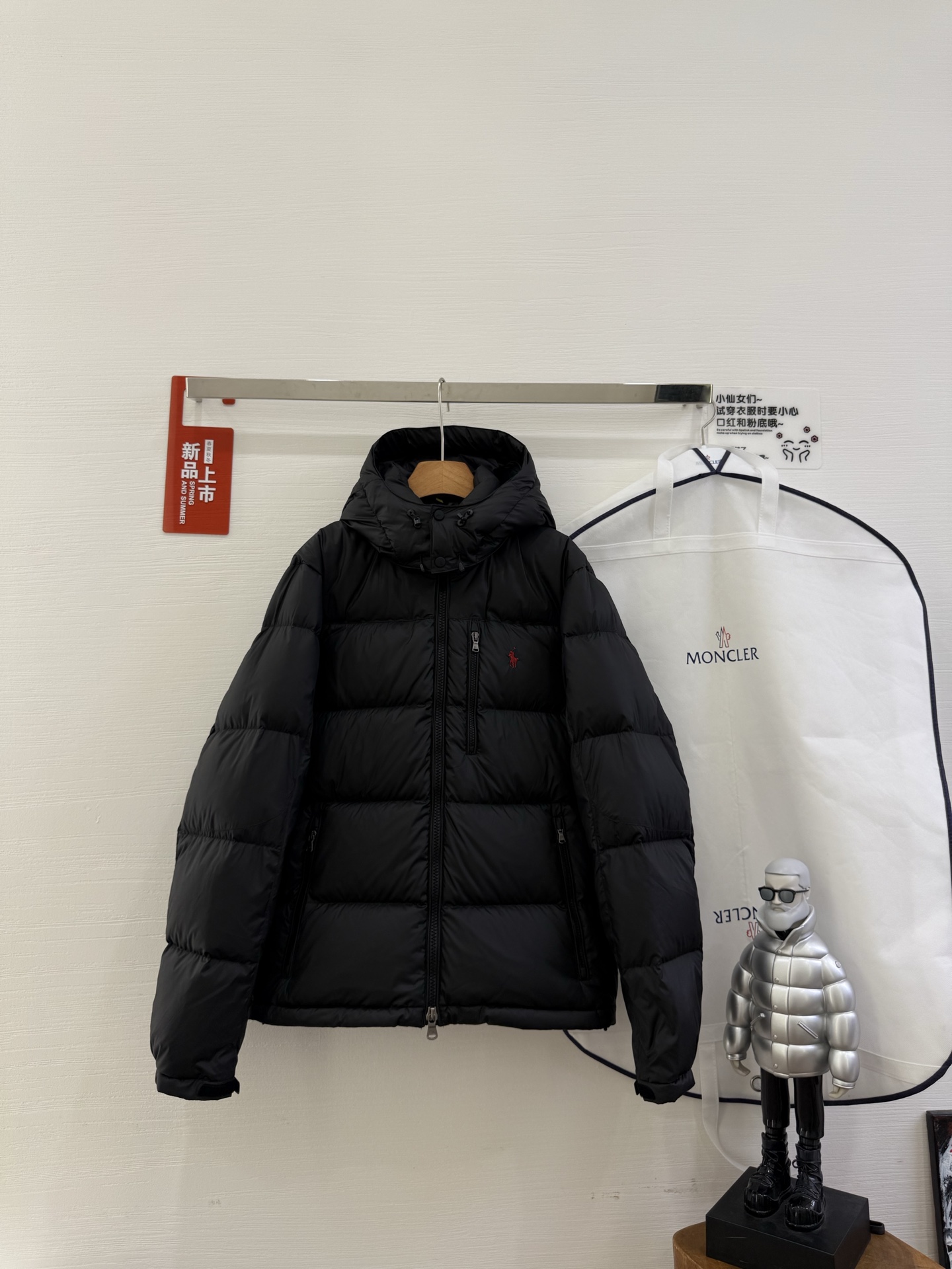 NO:549919,With dust bag Ralph Lauren Men's Clothing Classic Gorham Down Jacket This jacket is made of waterproof fabric. Filled with a fluffy 650, paired with a removable hood. Half-high collar, zippered removable drawstring hood. Two-way zippered drawstring hood. Front full zipper with snowflakes. Covered with a neckline to avoid skin damage. Long sleeves, elastic cuffs with adjustable Velcro patch. One zipper pocket on the left side of the chest. Two zipper pockets on the front waist. Drawstring hem. The left side of the chest is decorated with iconic pony embroidery. Fluffy 650 is an indicator of the ability to fill down fibers. The fluffy range of clothing down is usually 450 to 1,000. Fabric: polyester, filler: 75 duck down, 25 duck feathers. Color black. Off-white. Dark blue.  Pickle green code number XS-XXL, loro piano, jackets & coats, down jacket, hats, alexander wang19860909配防尘袋Ralph Lauren/拉夫劳伦男装 经典款 Gorham羽绒夹克这款夹克选用防沾水面料制成 填充蓬松度为 650 的羽 绒,搭配可拆卸风帽 半高领,拉链式可拆卸抽绳风帽,正面双向全拉链,带风雪门襟,领口有盖片,避免磨伤肌肤·长袖,弹性袖口带可调节魔术贴 ·胸前左侧一个拉链口袋 正面腰部两个拉链口袋·抽绳下摆 ·胸前左侧饰有标志性小马刺绣 ·蓬松度650蓬松度是衡量羽绒纤维填充能力的指标 服饰羽绒的蓬松度范围通常为450至1,000 ·面料:聚酯纤维,填充物:75鸭绒子,25鸭羽毛 颜色黑色 米白色 深蓝色 咸菜绿 码数XS-XXL,,loro piana,jackets & coats,down jacket,hats,alexander wang,Women's clothing