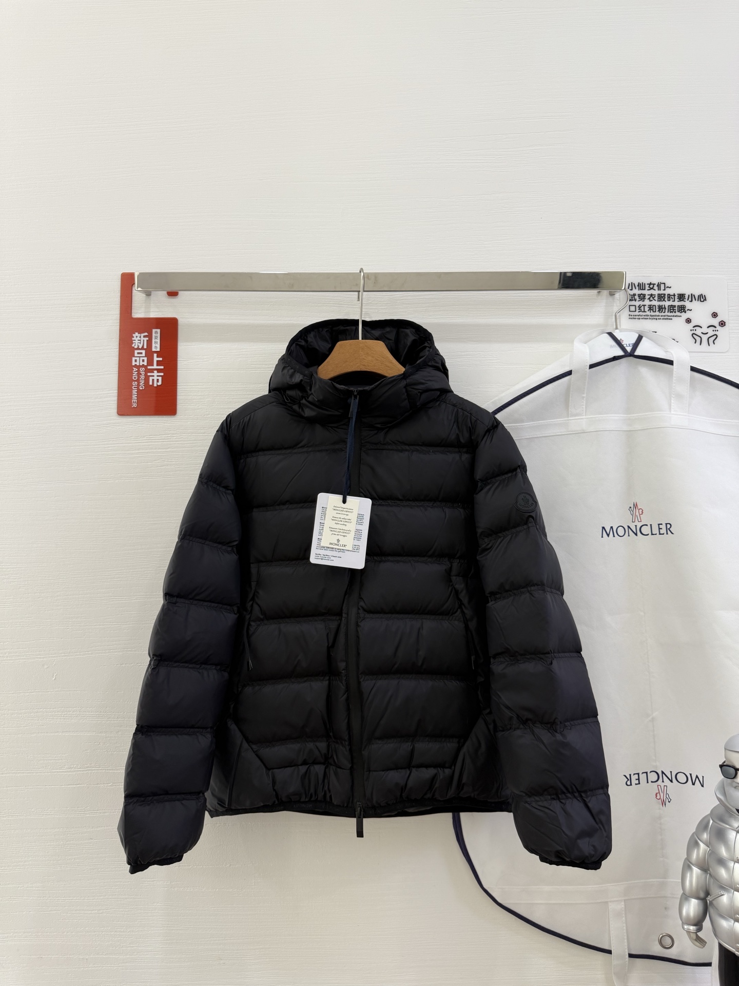 NO:560211,M*ncler Gardy Men's Hooded Short Down Jacket with Dust Bag Mouth Made of lightweight fabric with practical details, the Gardy Down Jacket is designed for adventures in and around the city. Made of nylon for a modern glossy finish Classic block quilting on the front and sleeves with a smooth back for warmth without being bulky. Finished with an innovative logo print that's reflective and easier to see in darker light  Double-layer fabric panel on the back, 90% down filling, adjustable hood, double-layer fabric on the back Zipper closure, zipper pockets, adjustable cuffs, elastic hem, reflective logo print, silicone logo patch Color white, black Code number 0123,,Moncler,Moncler,jackets & coats,jackets &   coats,down jacket,hats,alexander wang19860909配防尘袋蒙口M*ncler 盟可睐 Gardy 男士连帽短款羽绒夹克外套 Gardy羽绒夹克采用轻盈面料制成,搭配实用细节,专为城市内外的探险活动而设计.采用尼龙面料制成,演绎现代光泽饰面 正面和衣袖饰有经典方格块绗缝,配以光滑背面,保暖而不厚重.饰以创新标识印花,呈现反光效果,在较暗的光线下更容易被看到 背面设有双层织物嵌片,填充90羽绒,可调节兜帽,背面设有双层织物 拉链开合,拉链口袋,可调节袖口,弹性下摆,反光标识印花,硅胶标识贴片 颜色白色、黑色 码数0123,,Moncler,Moncler,jackets & coats,jackets & coats,down jacket,hats,alexander wang,Women's clothing