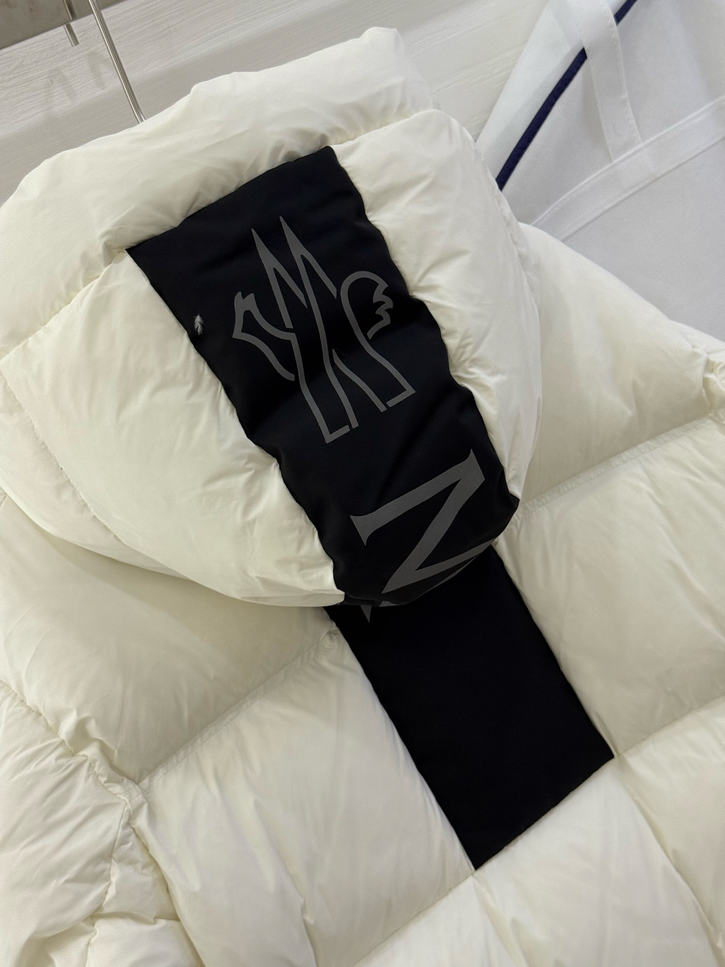 🆕蒙口M*ncler 盟可睐 印花连帽长款羽绒夹克外套正面和衣袖饰有经典方格块绗缝，配以光滑背面，保暖而