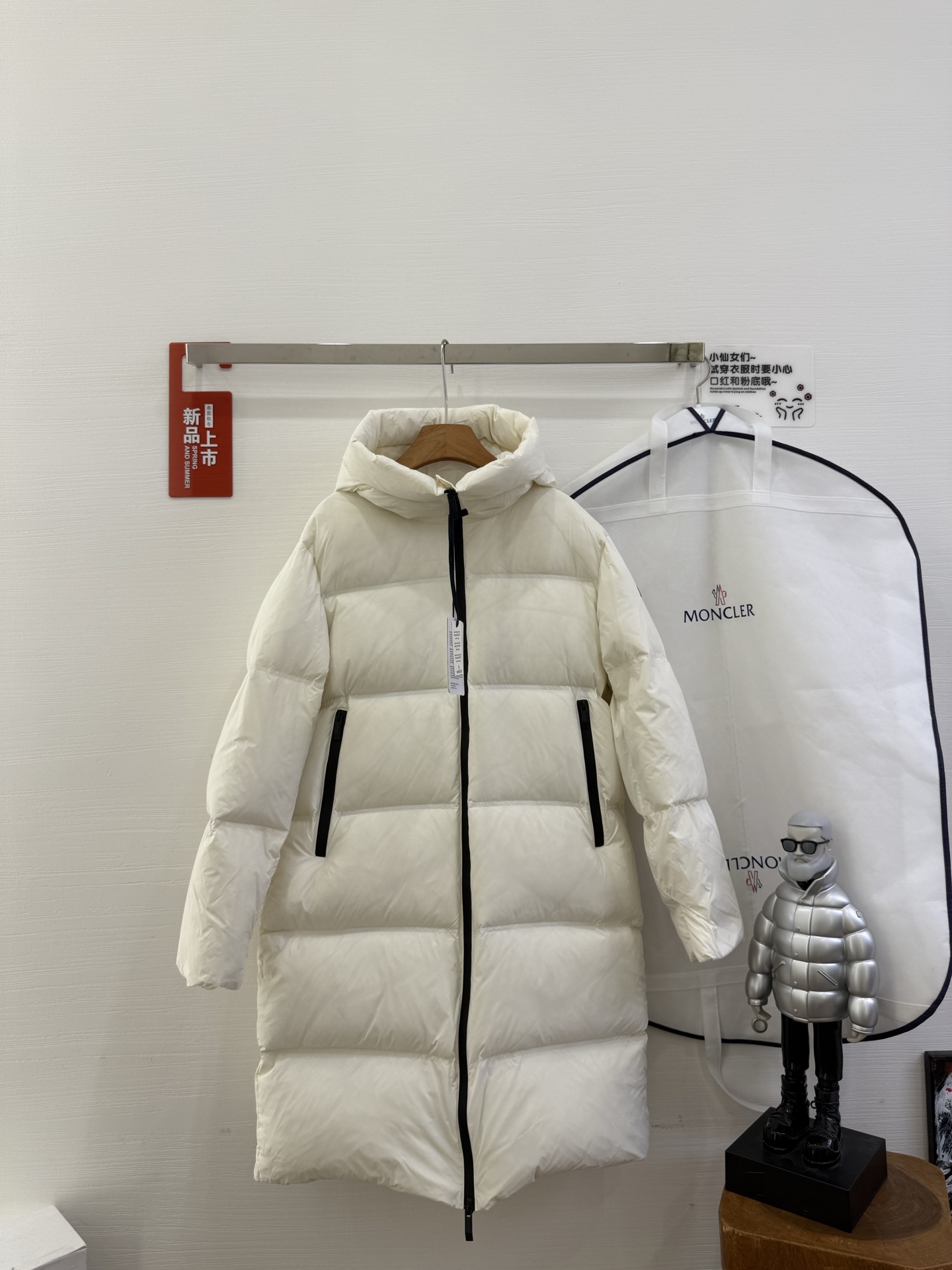 NO:560905,M*ncler printed hooded long down jacket with dust bag. Classic checkered quilting on the front and sleeves, with a smooth back for warmth without being heavy. Decorated with an innovative logo print that presents a reflective effect, making it easier to see in darker light. Filled with 90% goose down. Zipper closure, zipper pockets, reflective logo print, silicone logo patch. Color white, black  Size 1234,,Moncler,Moncler,jackets & coats,jackets & coats,down jacket,hats,alexander wang19860909配防尘袋蒙口M*ncler 盟可睐 印花连帽长款羽绒夹克外套 正面和衣袖饰有经典方格块绗缝,配以光滑背面,保暖而不厚重.饰以创新标识印花,呈现反光效果,在较暗的光线下更容易被看到 填充90鹅绒 拉链开合,拉链口袋,反光标识印花,硅胶标识贴片 颜色白色、黑色 码数1234,,Moncler,Moncler,jackets & coats,jackets & coats,down jacket,hats,alexander wang,Women's clothing