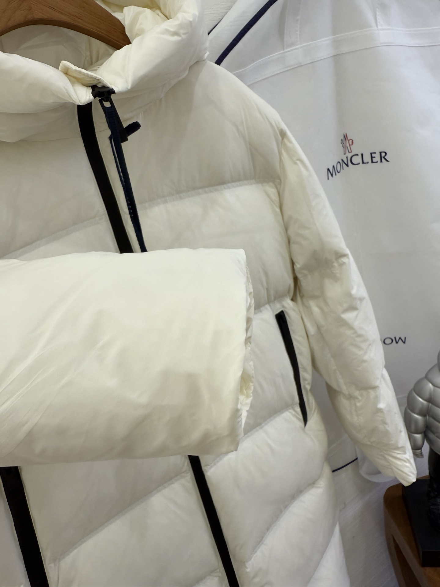 🆕蒙口M*ncler 盟可睐 印花连帽长款羽绒夹克外套正面和衣袖饰有经典方格块绗缝，配以光滑背面，保暖而