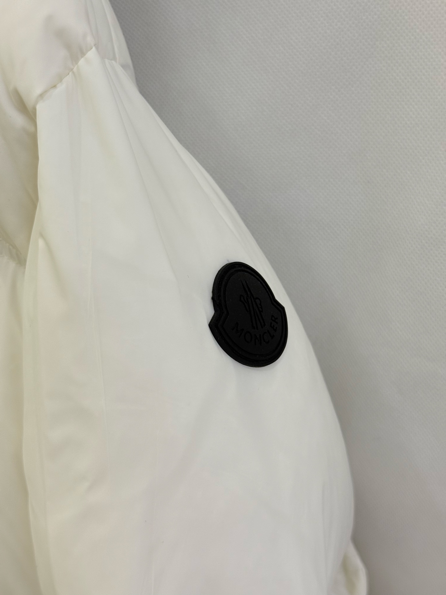 🆕蒙口M*ncler 盟可睐 印花连帽长款羽绒夹克外套正面和衣袖饰有经典方格块绗缝，配以光滑背面，保暖而