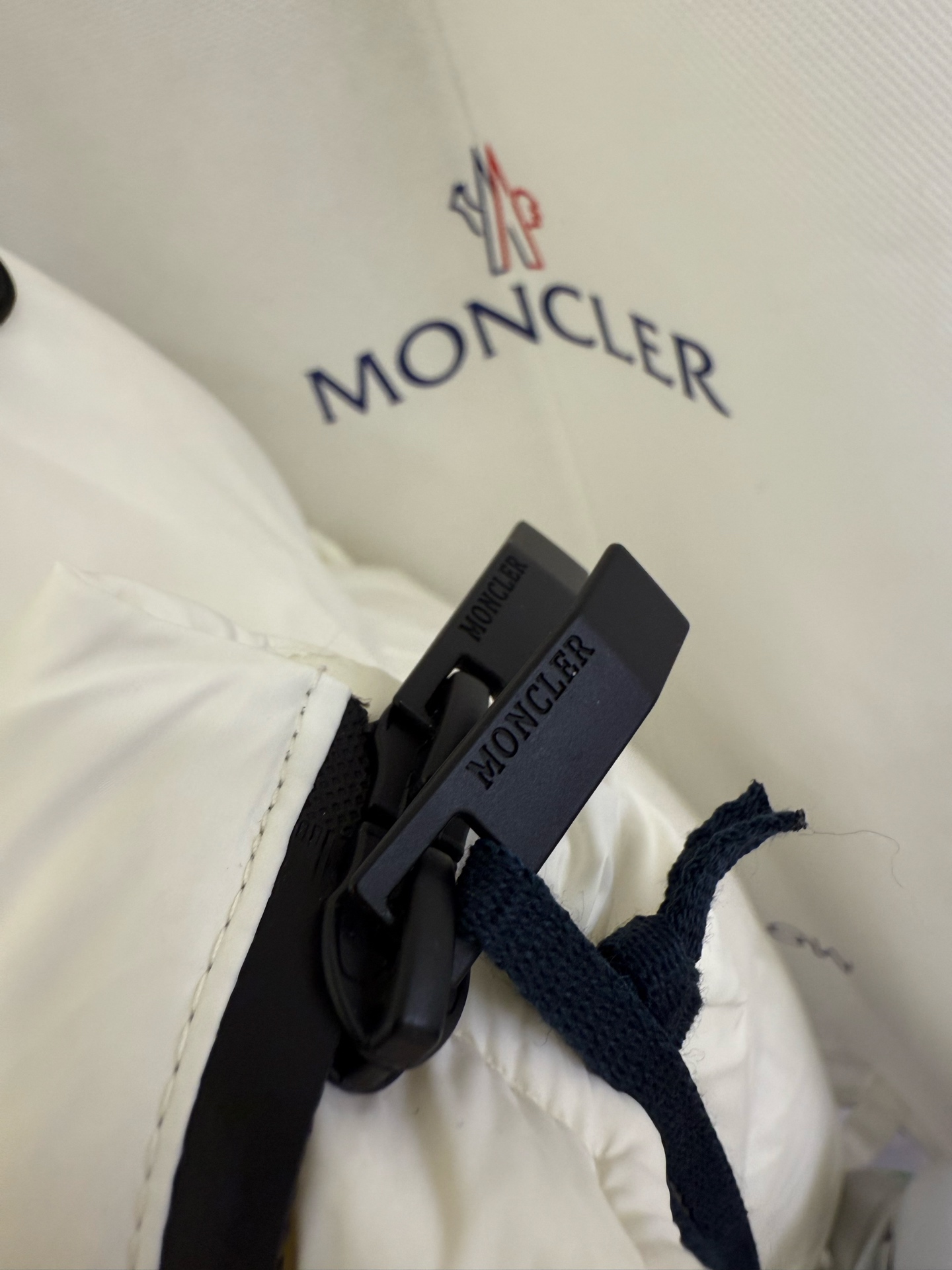 🆕蒙口M*ncler 盟可睐 印花连帽长款羽绒夹克外套正面和衣袖饰有经典方格块绗缝，配以光滑背面，保暖而