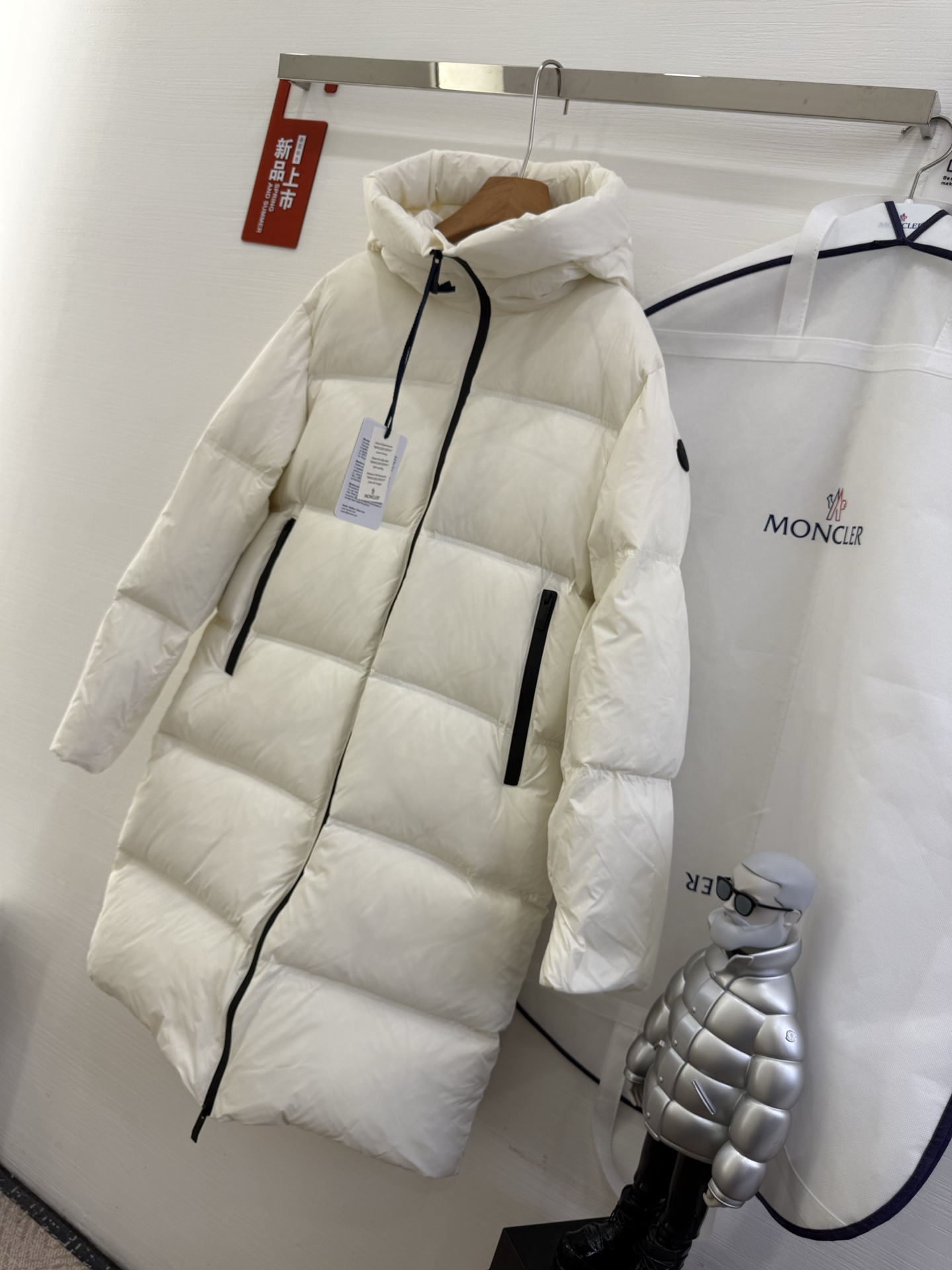 🆕蒙口M*ncler 盟可睐 印花连帽长款羽绒夹克外套正面和衣袖饰有经典方格块绗缝，配以光滑背面，保暖而