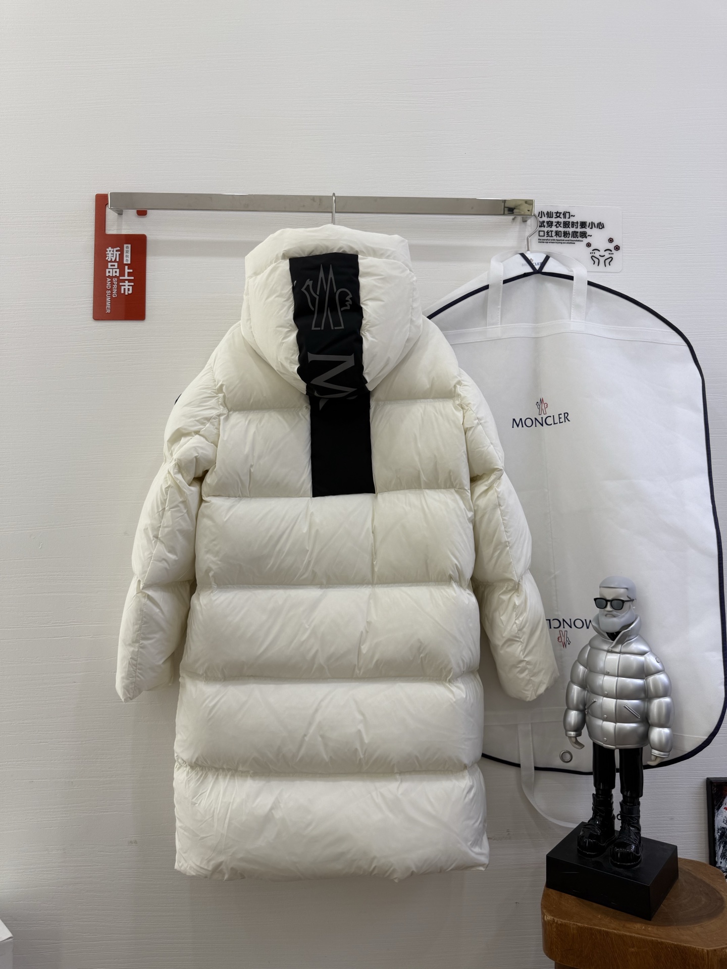 🆕蒙口M*ncler 盟可睐 印花连帽长款羽绒夹克外套正面和衣袖饰有经典方格块绗缝，配以光滑背面，保暖而