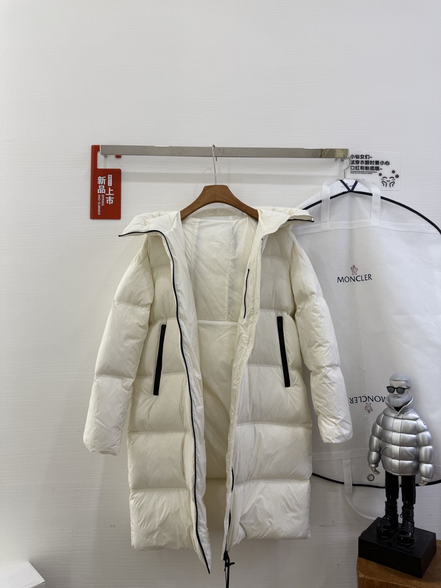 🆕蒙口M*ncler 盟可睐 印花连帽长款羽绒夹克外套正面和衣袖饰有经典方格块绗缝，配以光滑背面，保暖而