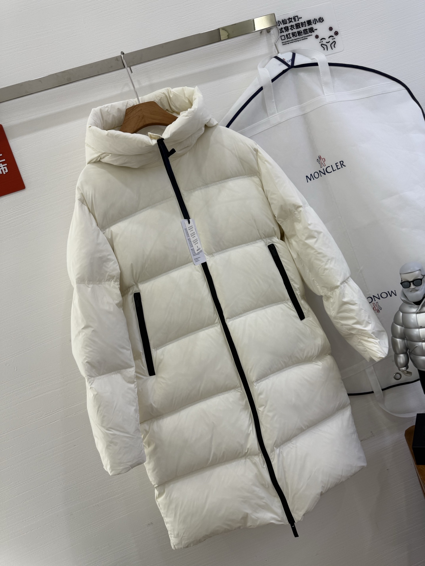 🆕蒙口M*ncler 盟可睐 印花连帽长款羽绒夹克外套正面和衣袖饰有经典方格块绗缝，配以光滑背面，保暖而