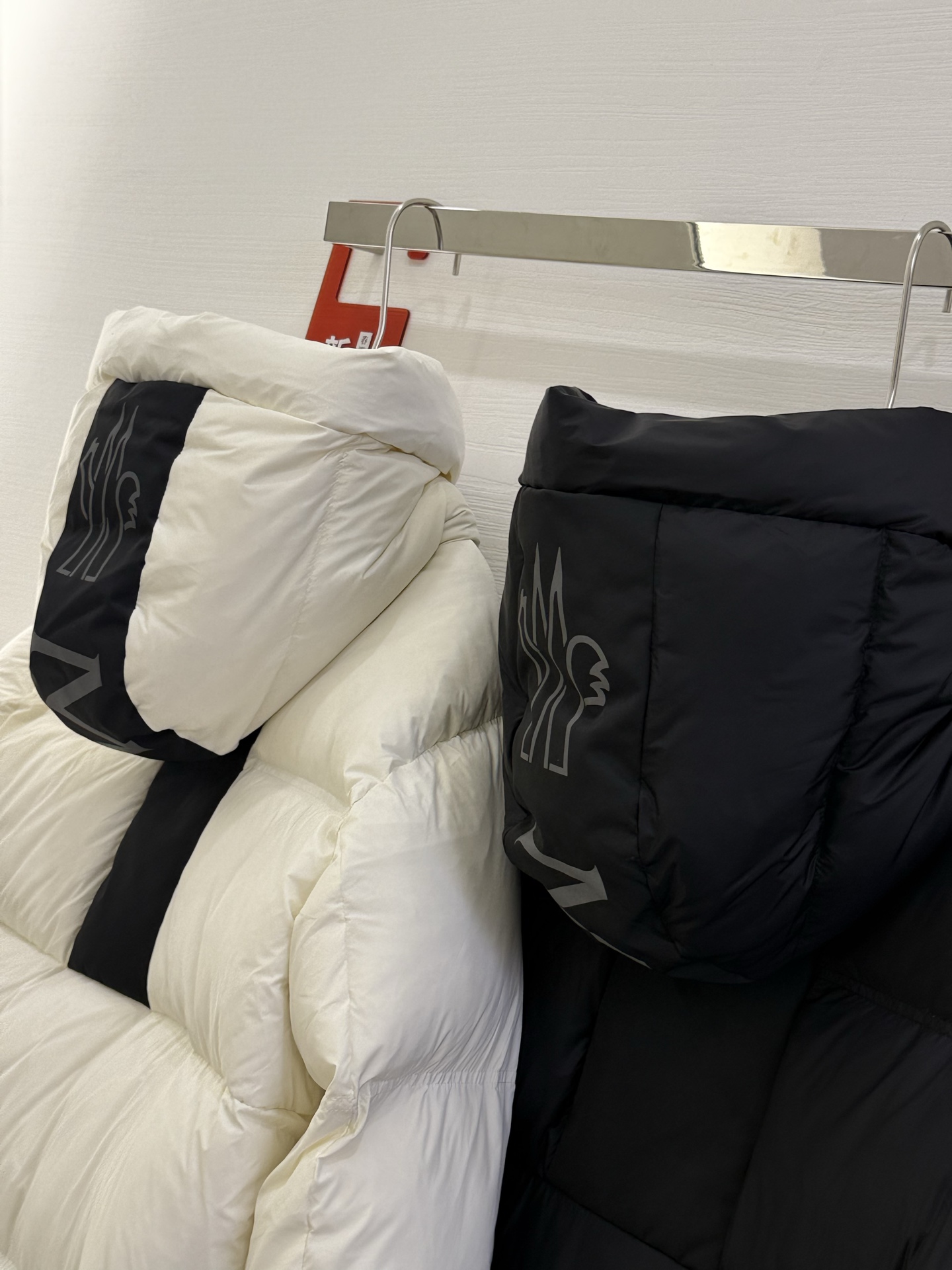 🆕蒙口M*ncler 盟可睐 印花连帽长款羽绒夹克外套正面和衣袖饰有经典方格块绗缝，配以光滑背面，保暖而