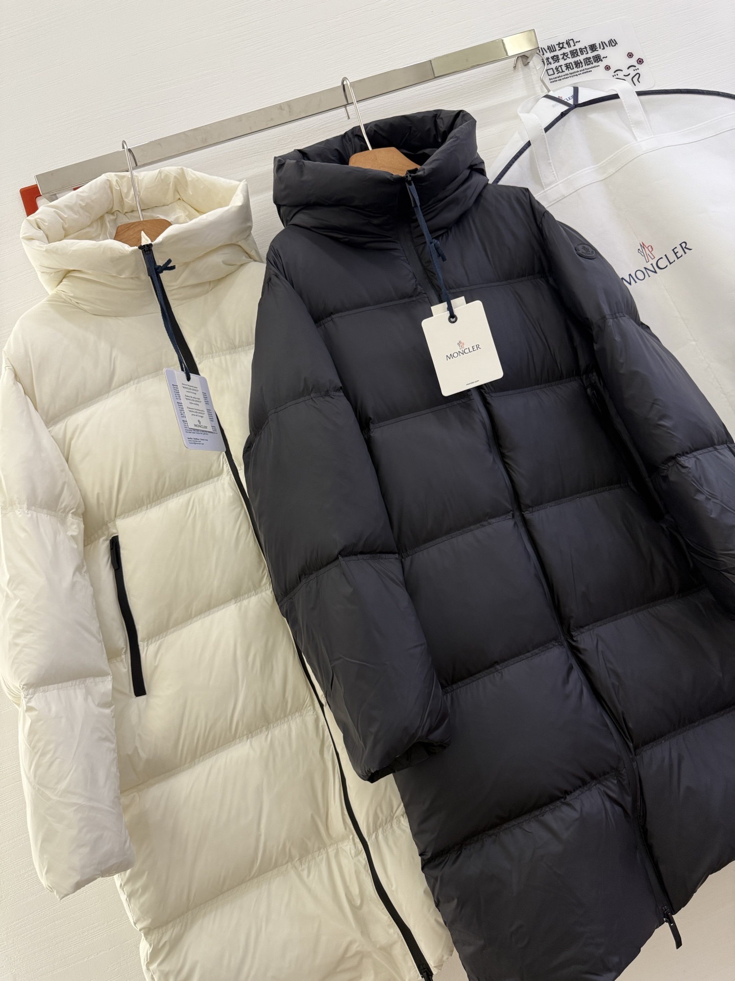 🆕蒙口M*ncler 盟可睐 印花连帽长款羽绒夹克外套正面和衣袖饰有经典方格块绗缝，配以光滑背面，保暖而