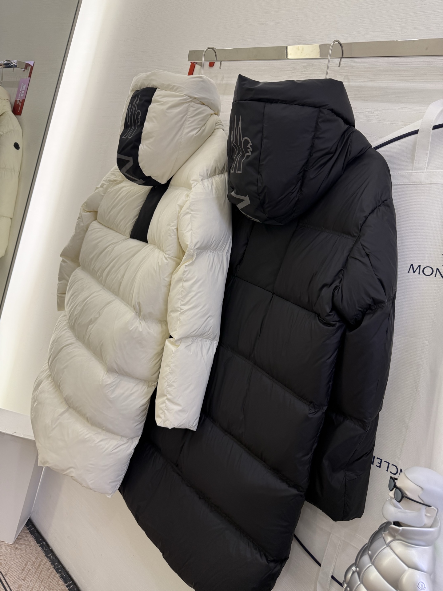 🆕蒙口M*ncler 盟可睐 印花连帽长款羽绒夹克外套正面和衣袖饰有经典方格块绗缝，配以光滑背面，保暖而