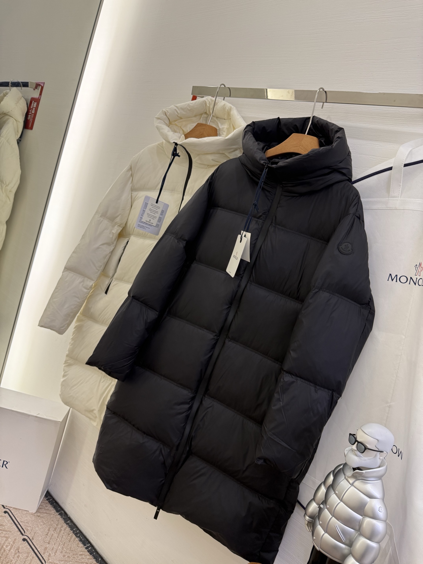 🆕蒙口M*ncler 盟可睐 印花连帽长款羽绒夹克外套正面和衣袖饰有经典方格块绗缝，配以光滑背面，保暖而