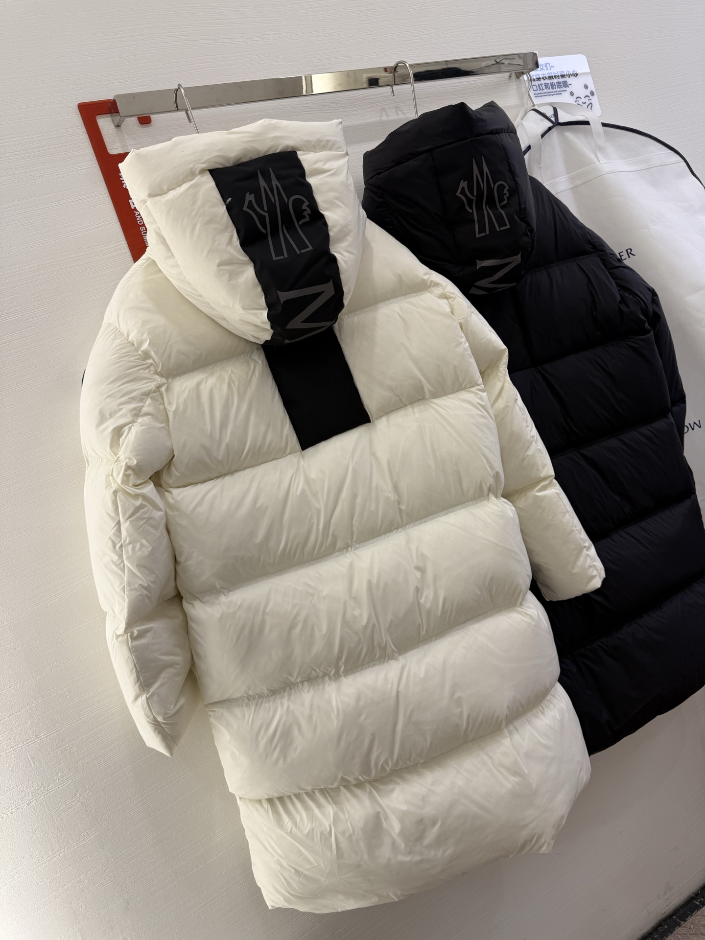 🆕蒙口M*ncler 盟可睐 印花连帽长款羽绒夹克外套正面和衣袖饰有经典方格块绗缝，配以光滑背面，保暖而