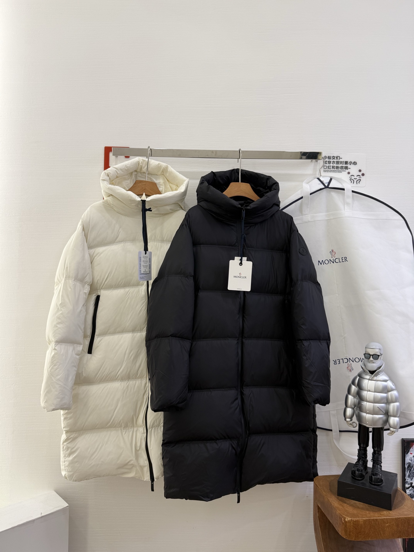 🆕蒙口M*ncler 盟可睐 印花连帽长款羽绒夹克外套正面和衣袖饰有经典方格块绗缝，配以光滑背面，保暖而