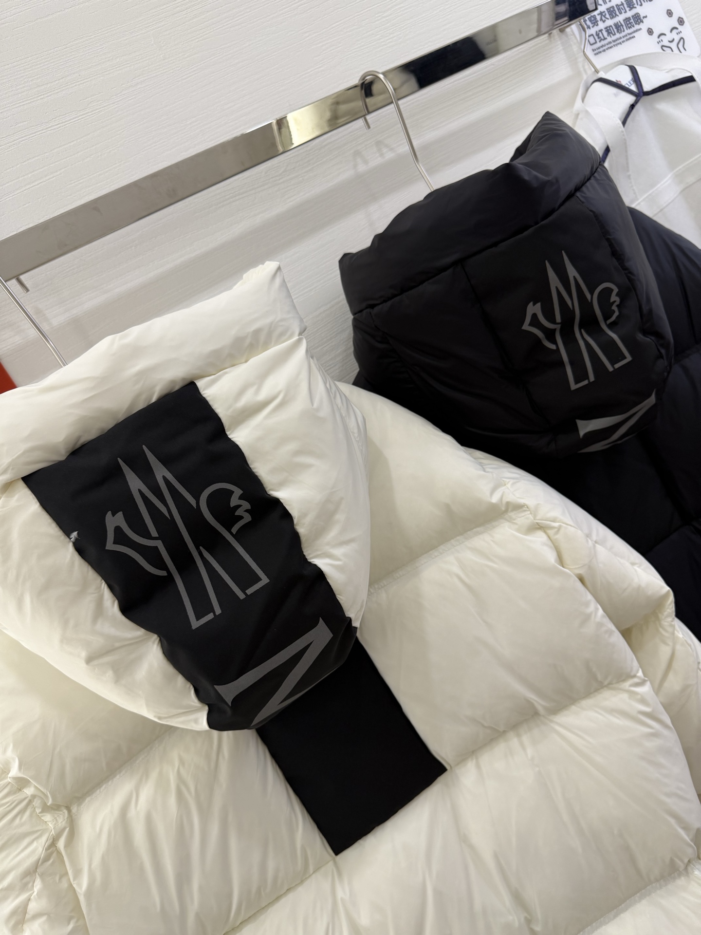 🆕蒙口M*ncler 盟可睐 印花连帽长款羽绒夹克外套正面和衣袖饰有经典方格块绗缝，配以光滑背面，保暖而