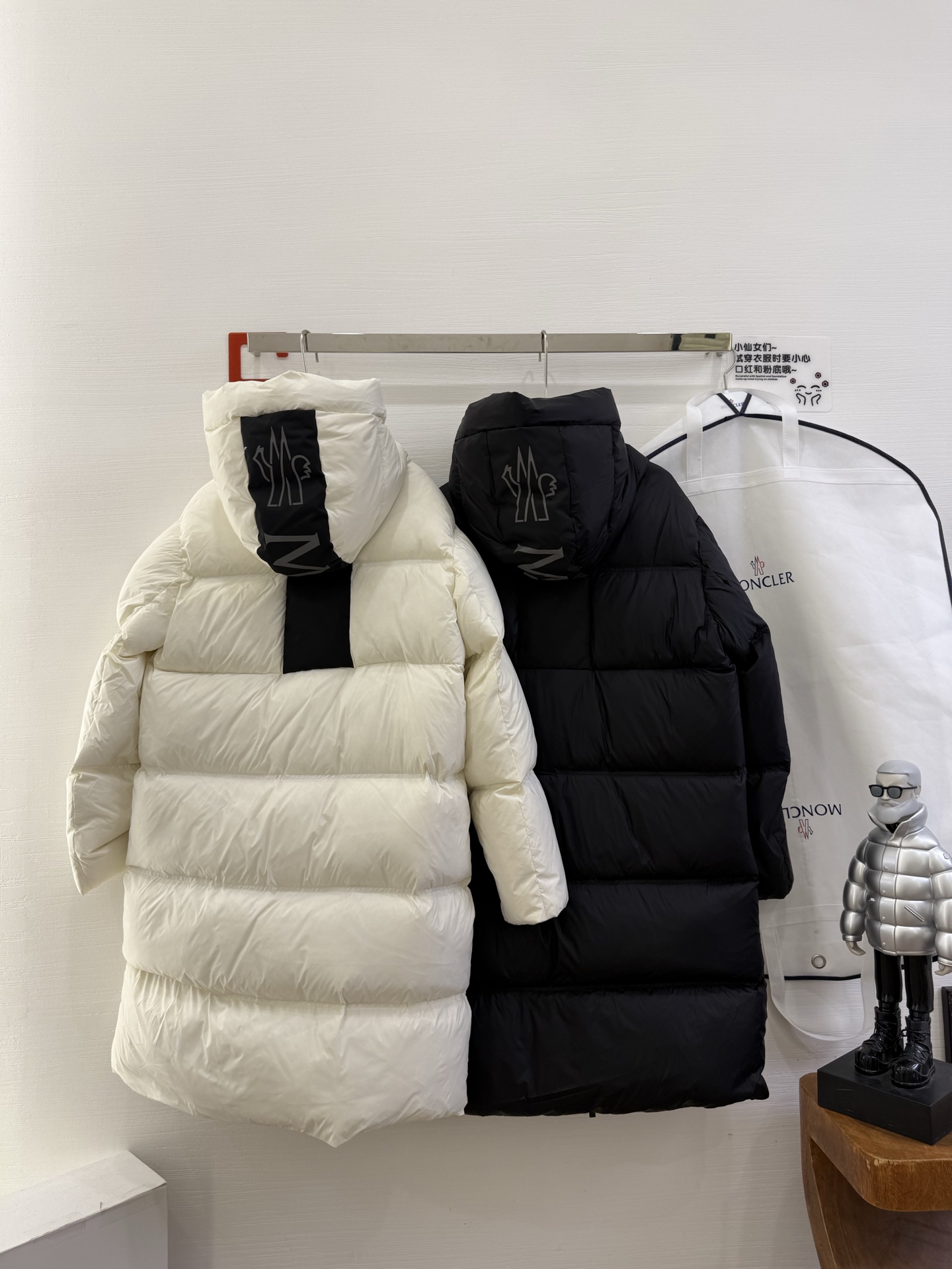 🆕蒙口M*ncler 盟可睐 印花连帽长款羽绒夹克外套正面和衣袖饰有经典方格块绗缝，配以光滑背面，保暖而