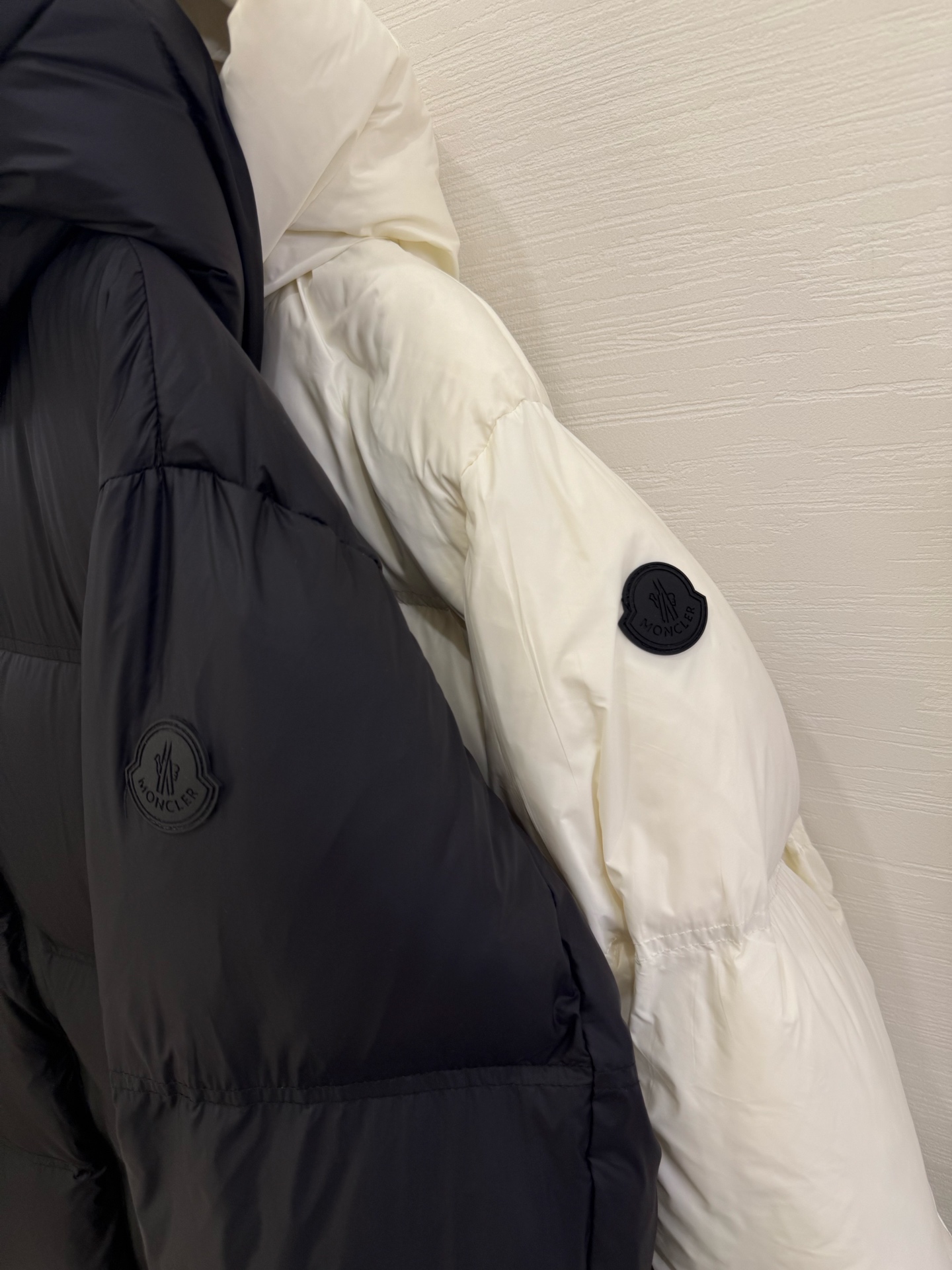 🆕蒙口M*ncler 盟可睐 印花连帽长款羽绒夹克外套正面和衣袖饰有经典方格块绗缝，配以光滑背面，保暖而