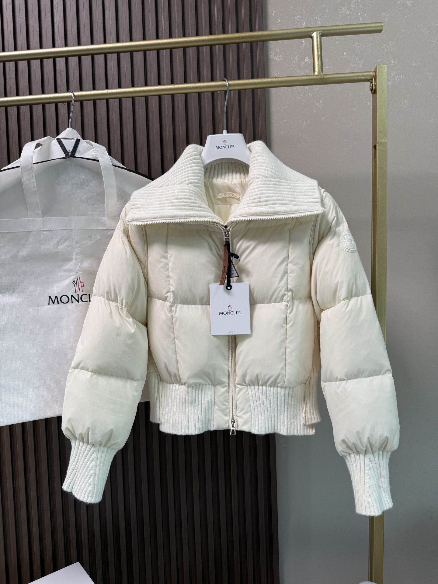 NO:563600,Equipped with dust bag, the latest model for autumn and winter, knitted splicing large lapel jacket down jacket, knitted lapel jacket version, slim and not unattractive. National standard 90 white goose down filling. The upper body effect is very good, light and fluffy. Ribbed collar and sleeves. The hem exudes a sporty temperament and enhances warmth. Small logo badge decoration. yb customized memory silk texture is awesome!  Style, lapel jacket, color, white, black, size 123,,Moncler,jackets & coats,jackets & coats,down jacket,alexander wang19860909配防尘袋 蒙口秋冬最新款,针织拼接大翻领夹克羽绒服外套 ,针织翻领夹克版型,显瘦不挑人 国标90白鹅绒填充 上身效果非常好 轻盈又有蓬松度 罗纹衣领与衣袖 下摆散发运动气质并强化保暖 logo小徽章装饰 yb定制记忆丝质感超赞！ 款号翻领面包服 颜色白色黑色 尺码123,,Moncler,jackets & coats,jackets & coats,down jacket,alexander wang,Women's clothing