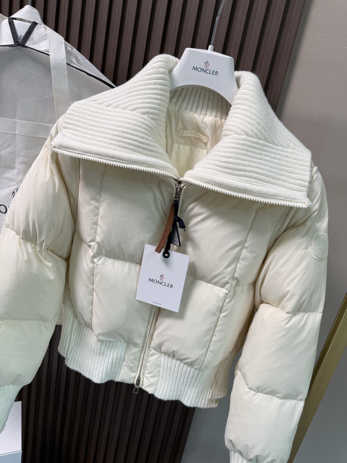 ✨✨✨蒙口秋冬最新款，针织拼接大翻领夹克羽绒服外套 ，针织翻领夹克版型，显瘦不挑人 国标90白鹅绒填充 