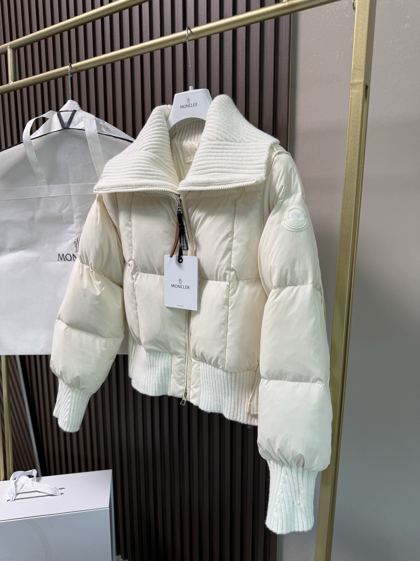 ✨✨✨蒙口秋冬最新款，针织拼接大翻领夹克羽绒服外套 ，针织翻领夹克版型，显瘦不挑人 国标90白鹅绒填充 