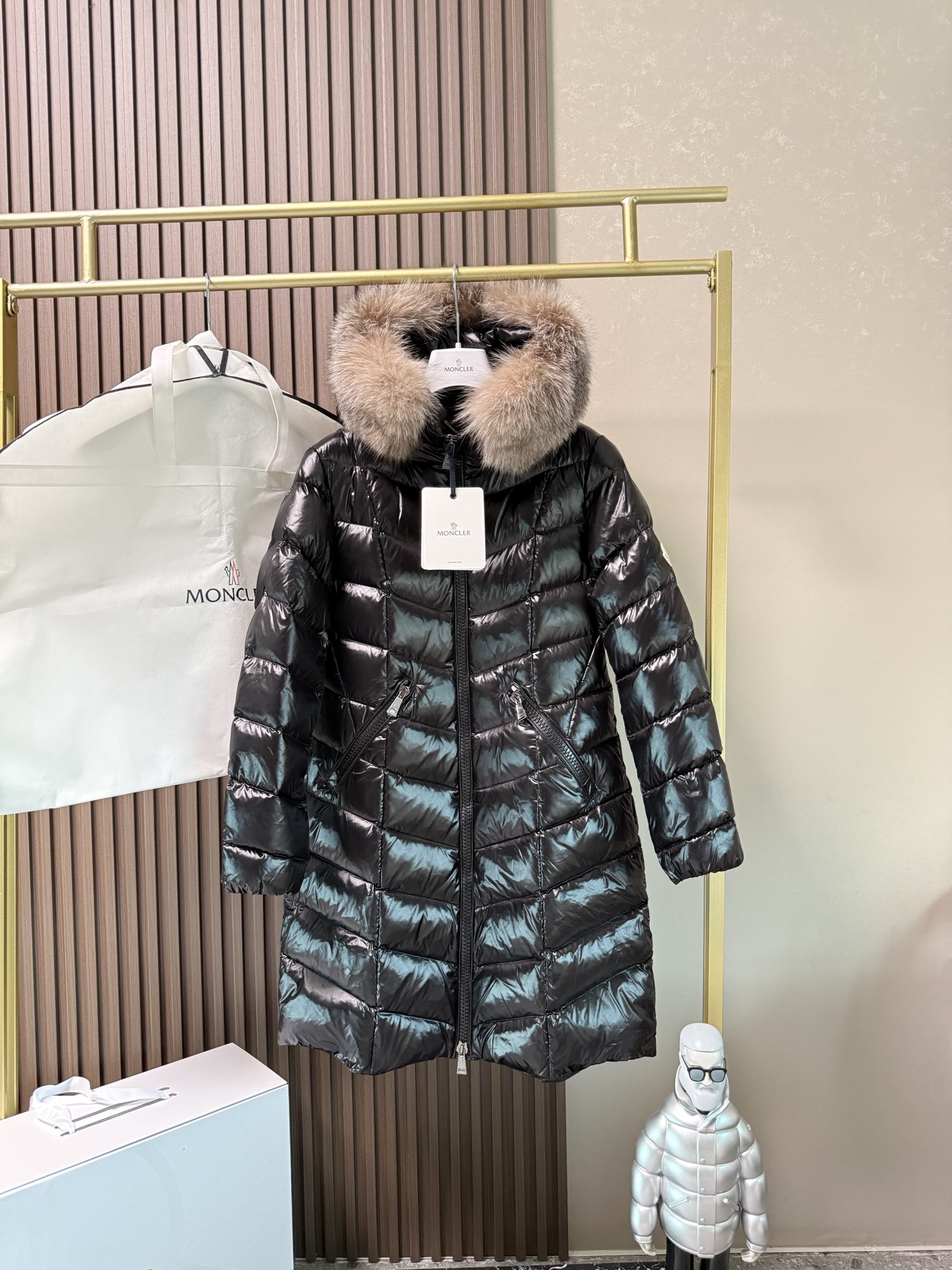 NO:562804,Comes with dust bag, black size 1234~ Moncler muffled classic autumn and winter parka for women!  This is a basic model that is available every year at Moncler counters, but the pattern and fur collar will be slightly changed every year!  The waist-cinching design not only keeps you from being bloated, but also shows off your figure and your temperament!  Purchase at the purchasing counter for 16,000!  The mid-length length is enough to keep you warm even in the north!  The fox fur collar is custom-dyed, and the color is basically the same as the fur collar at the counter!  This is an upgraded version of our wavy model last year, but this year we still bought the original version because the width of the pattern is different this year and last year!  This is called the reproduction level!  (Fur collar zipper concealed button design ~ fur collar is detachable),,Moncler,jackets & coats,alexander wang19860909配防尘袋黑色1234码～ Moncler 蒙口经典秋冬派克女士外套！这是moncler专柜每年都会有的基础款 ,但是每年的花纹和毛领又会有稍微的改动！收腰设计,不仅不臃肿还特别显身材显气质！ 代购专柜16000购入！中长款长度,就算是在北方,保暖性也是足够的！狐狸毛领定制染色,跟专柜毛领颜色基本无差别！这款是我们去年波浪款的升级款,但是今年我们还是依旧买了原版、因为花纹的宽度今年和去年是不一样的！这才叫复刻级别！（毛领拉链暗扣设计～毛领可拆卸）,,Moncler,jackets & coats,alexander wang,Women's clothing