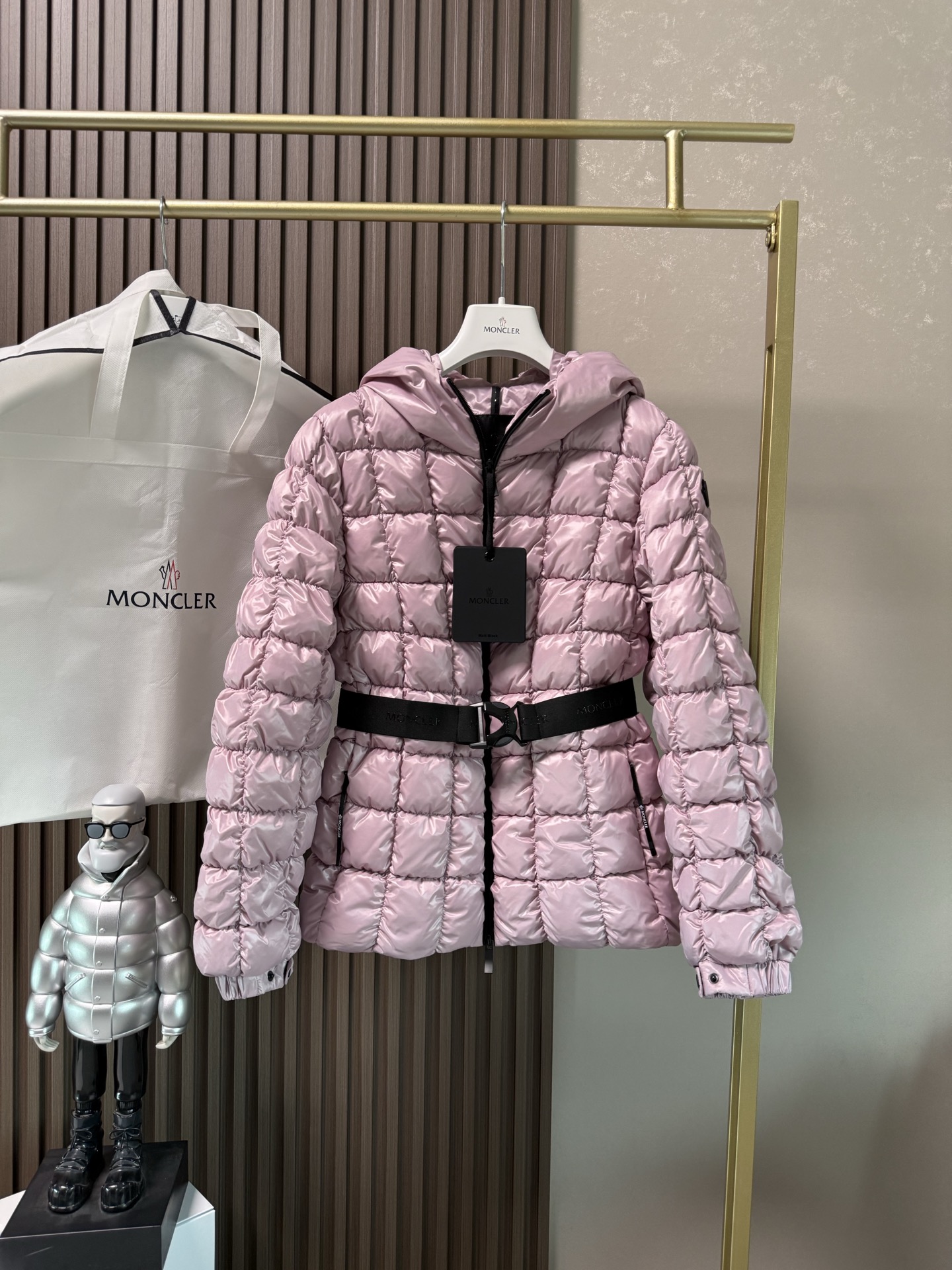 NO:563592,Comes with dust bag 25Moncler Moncler new product Eynard hooded square quilted short down jacket for women, the Eynard down jacket uses a square pattern to interpret geometric quilting, showing an eye-catching design. The short version is made of nylonlaque fabric, with an elastic waistband, highlighting the flared silhouette. Style No. Tofu Block Down Jacket Size 0123 Color Black Purple,,Moncler,jackets & coats,jackets &  coats,down jacket,hats,alexander wang19860909配防尘袋 25Moncler盟可睐 新品 Eynard连帽方形绗缝短款羽绒服女款夹克外套,Eynard羽绒夹克以方形图案演绎几何绗缝,展现瞩目设计.短款版型,采用nylonlaque面料制成,搭配弹性腰带,突显喇叭型廓形. 款号豆腐块羽绒服 尺码0123 颜色黑色 紫色,,Moncler,jackets & coats,jackets & coats,down jacket,hats,alexander wang,Women's clothing