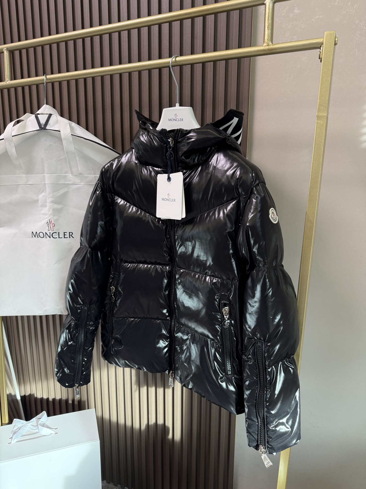 ✨✨✨Abbaye短款、帽子隐藏字母Moncl时尚精髓。低调洋气、百搭款、上身效果非常好秋冬保暖这一件就