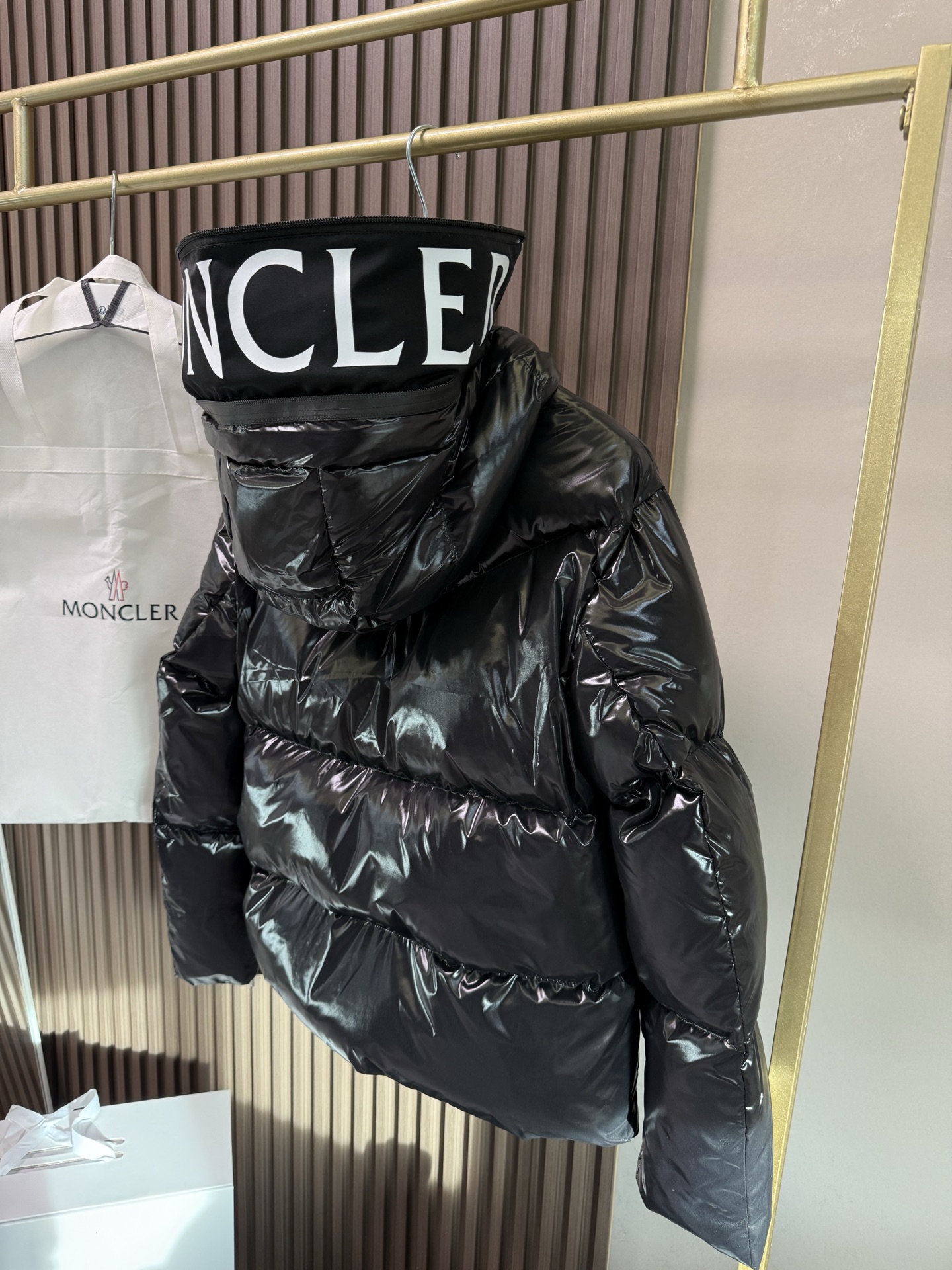 ✨✨✨Abbaye短款、帽子隐藏字母Moncl时尚精髓。低调洋气、百搭款、上身效果非常好秋冬保暖这一件就