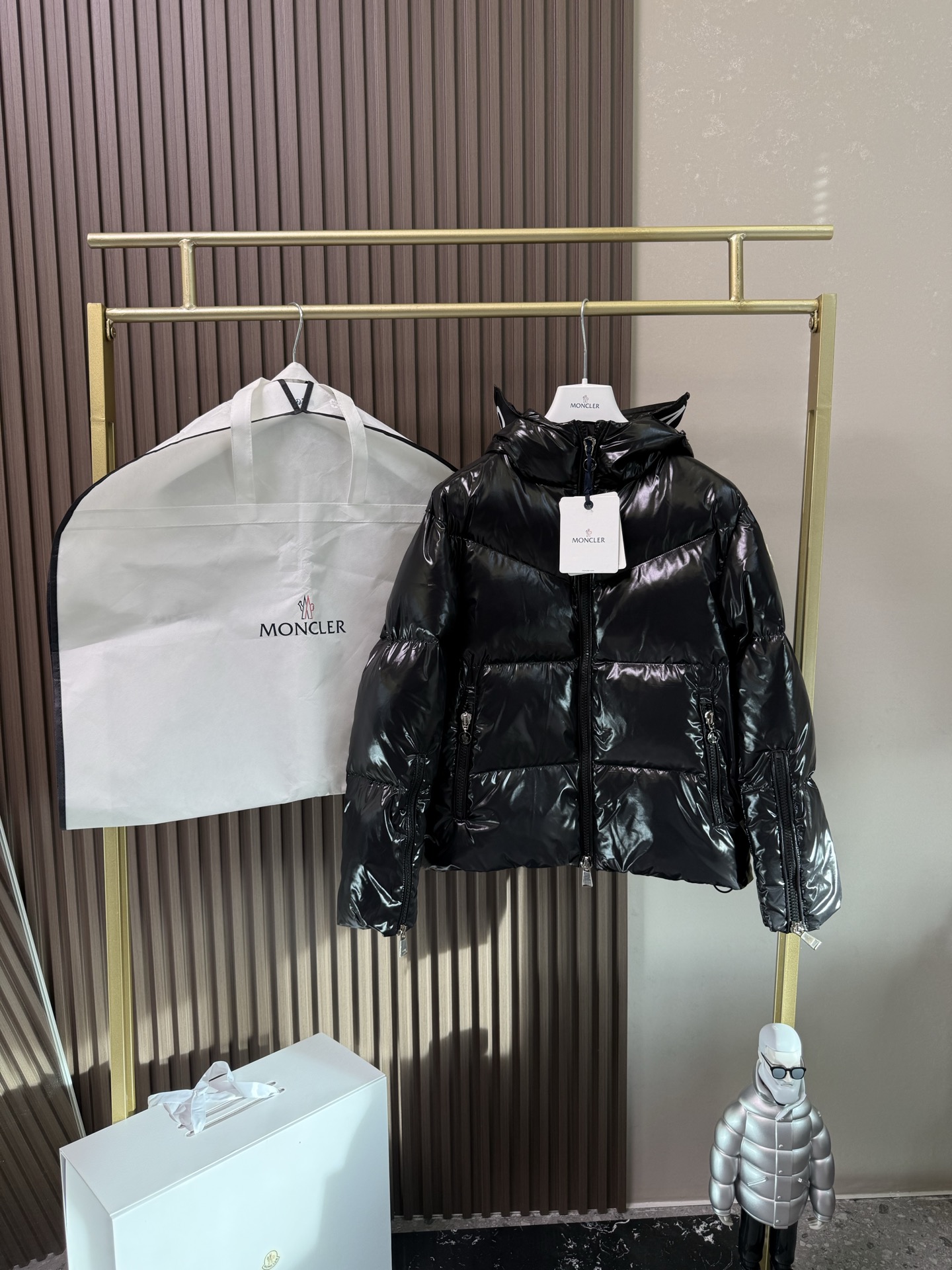 NO:563578,Comes with a dust bag. Abbaye short style, hat with hidden letters. The essence of Moncl fashion. Low-key and western style, versatile style, very good upper body effect. This one is enough to keep warm in autumn and winter... Color black Size 1234 Style number s680, hats, alexander wang19860909配防尘袋 Abbaye短款、帽子隐藏字母 Moncl时尚精髓.低调洋气、百搭款、上身效果非常好 秋冬保暖这一件就足够….. 颜色黑色 尺码1234 款号s680,,hats,alexander wang,Women's clothing