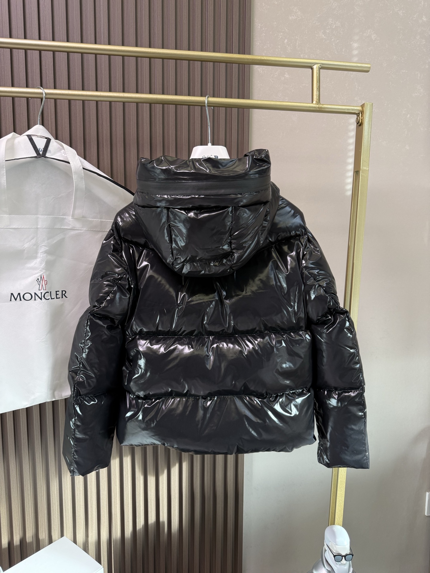 ✨✨✨Abbaye短款、帽子隐藏字母Moncl时尚精髓。低调洋气、百搭款、上身效果非常好秋冬保暖这一件就