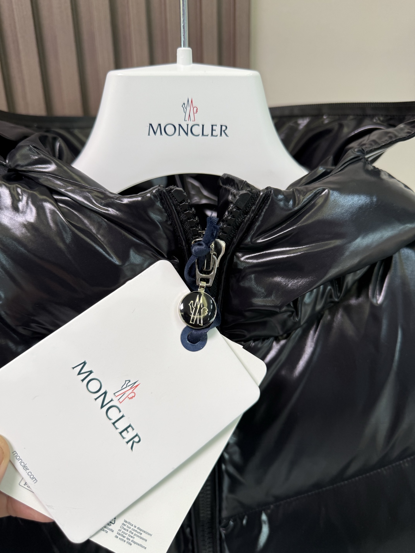 ✨✨✨Abbaye短款、帽子隐藏字母Moncl时尚精髓。低调洋气、百搭款、上身效果非常好秋冬保暖这一件就