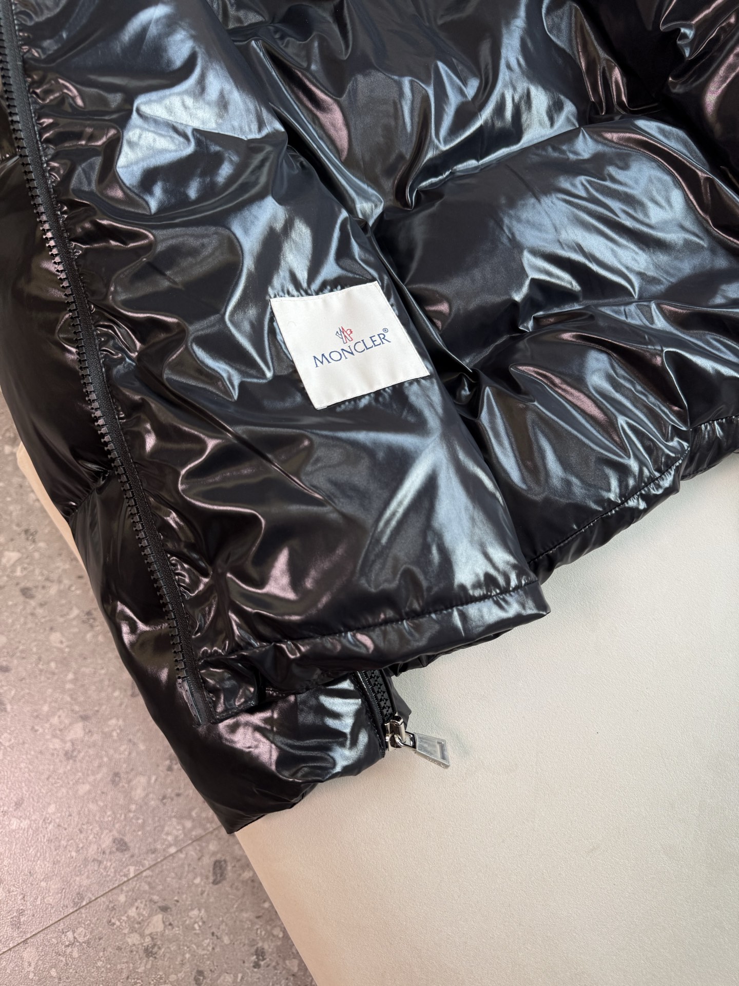 ✨✨✨Abbaye短款、帽子隐藏字母Moncl时尚精髓。低调洋气、百搭款、上身效果非常好秋冬保暖这一件就