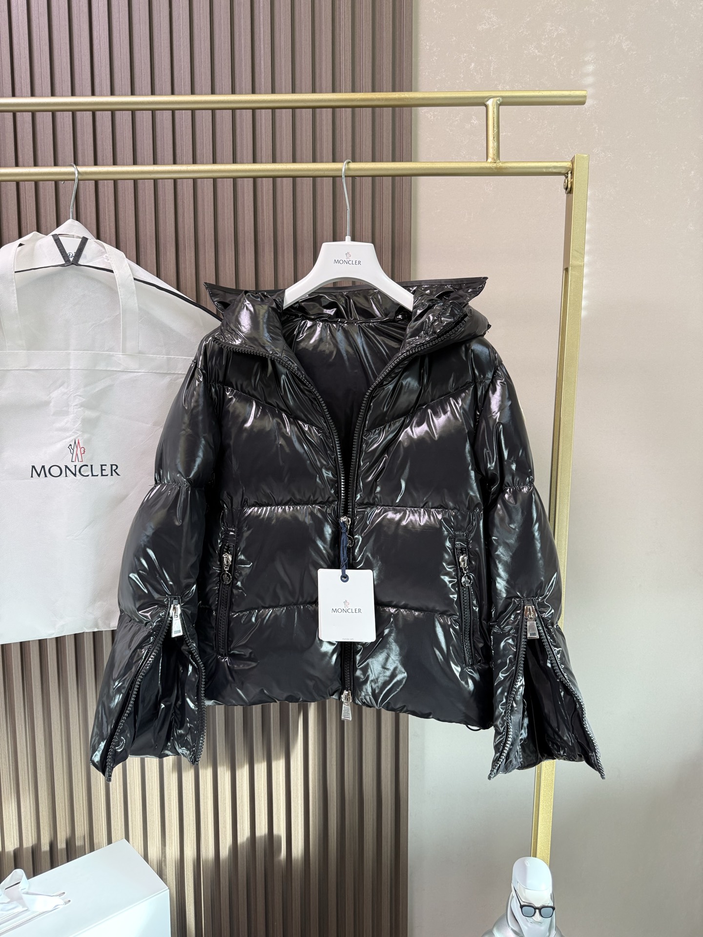 ✨✨✨Abbaye短款、帽子隐藏字母Moncl时尚精髓。低调洋气、百搭款、上身效果非常好秋冬保暖这一件就