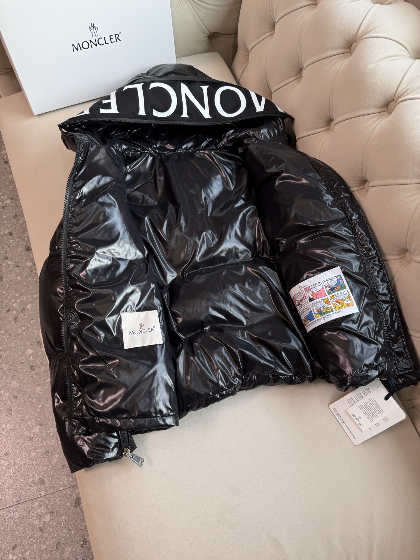 ✨✨✨Abbaye短款、帽子隐藏字母Moncl时尚精髓。低调洋气、百搭款、上身效果非常好秋冬保暖这一件就