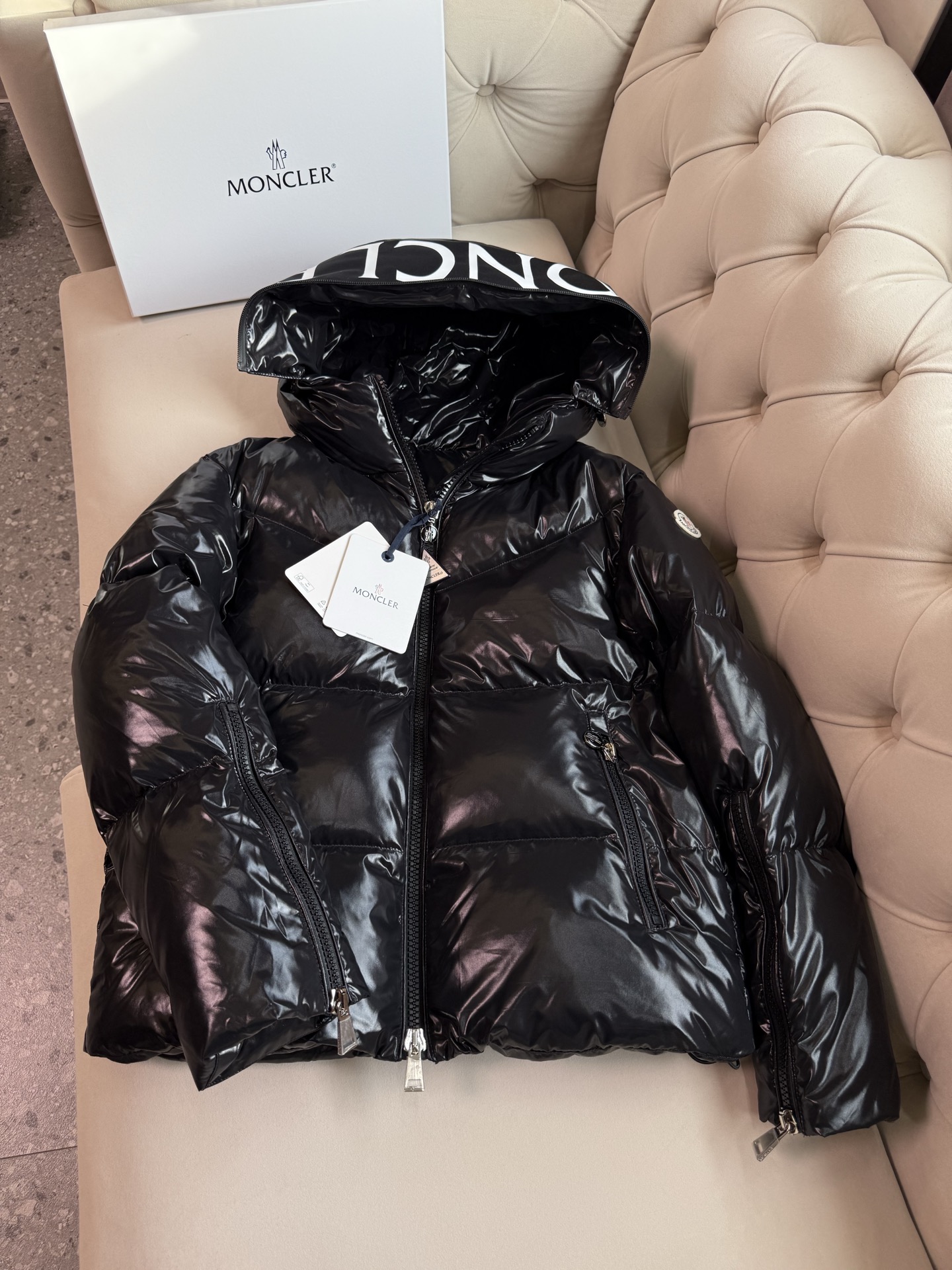 ✨✨✨Abbaye短款、帽子隐藏字母Moncl时尚精髓。低调洋气、百搭款、上身效果非常好秋冬保暖这一件就