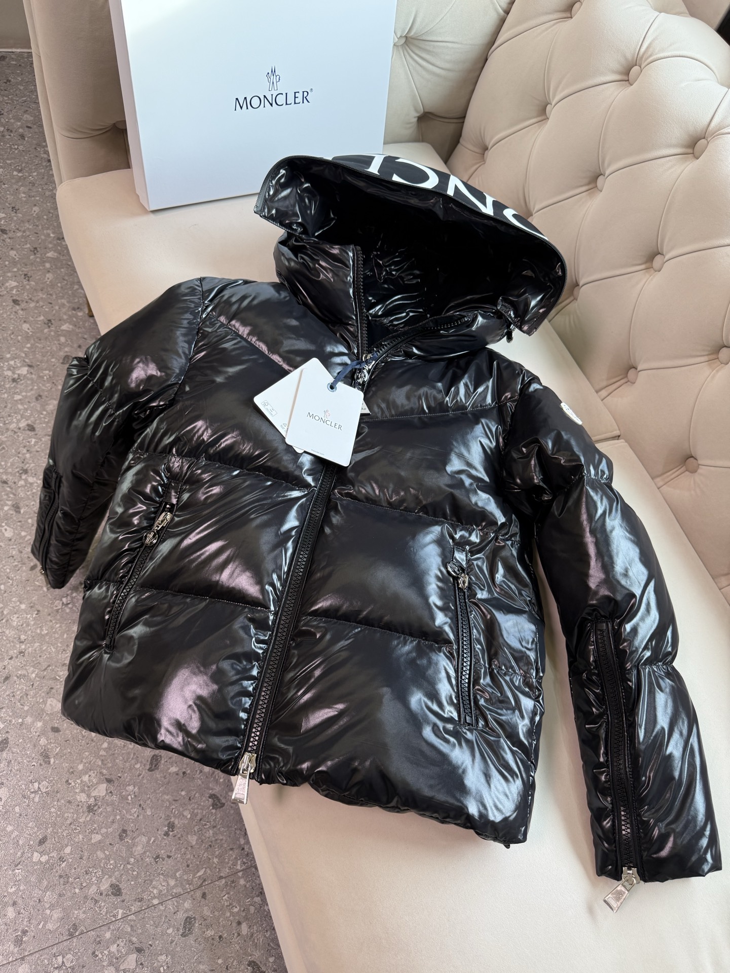 ✨✨✨Abbaye短款、帽子隐藏字母Moncl时尚精髓。低调洋气、百搭款、上身效果非常好秋冬保暖这一件就