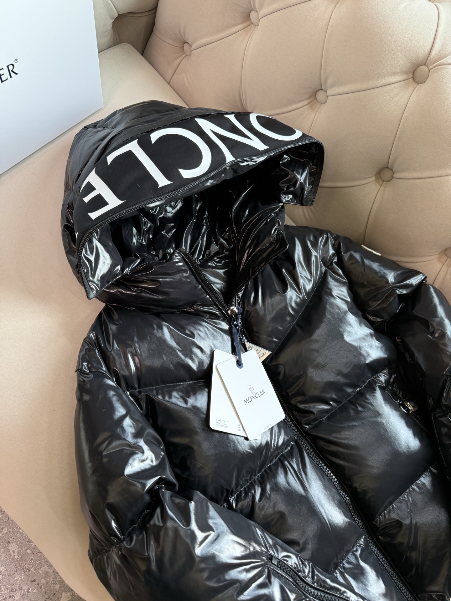 ✨✨✨Abbaye短款、帽子隐藏字母Moncl时尚精髓。低调洋气、百搭款、上身效果非常好秋冬保暖这一件就