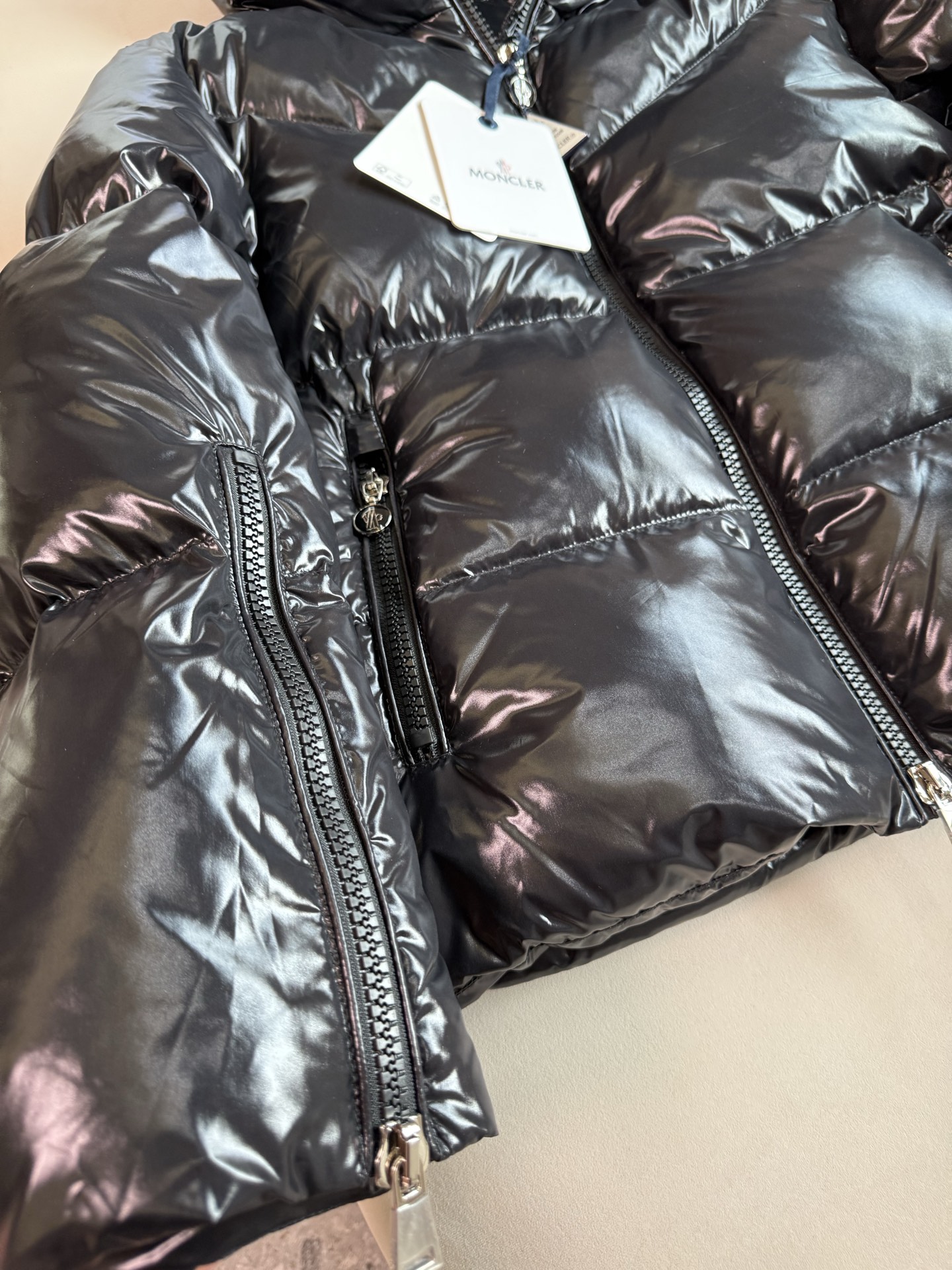 ✨✨✨Abbaye短款、帽子隐藏字母Moncl时尚精髓。低调洋气、百搭款、上身效果非常好秋冬保暖这一件就