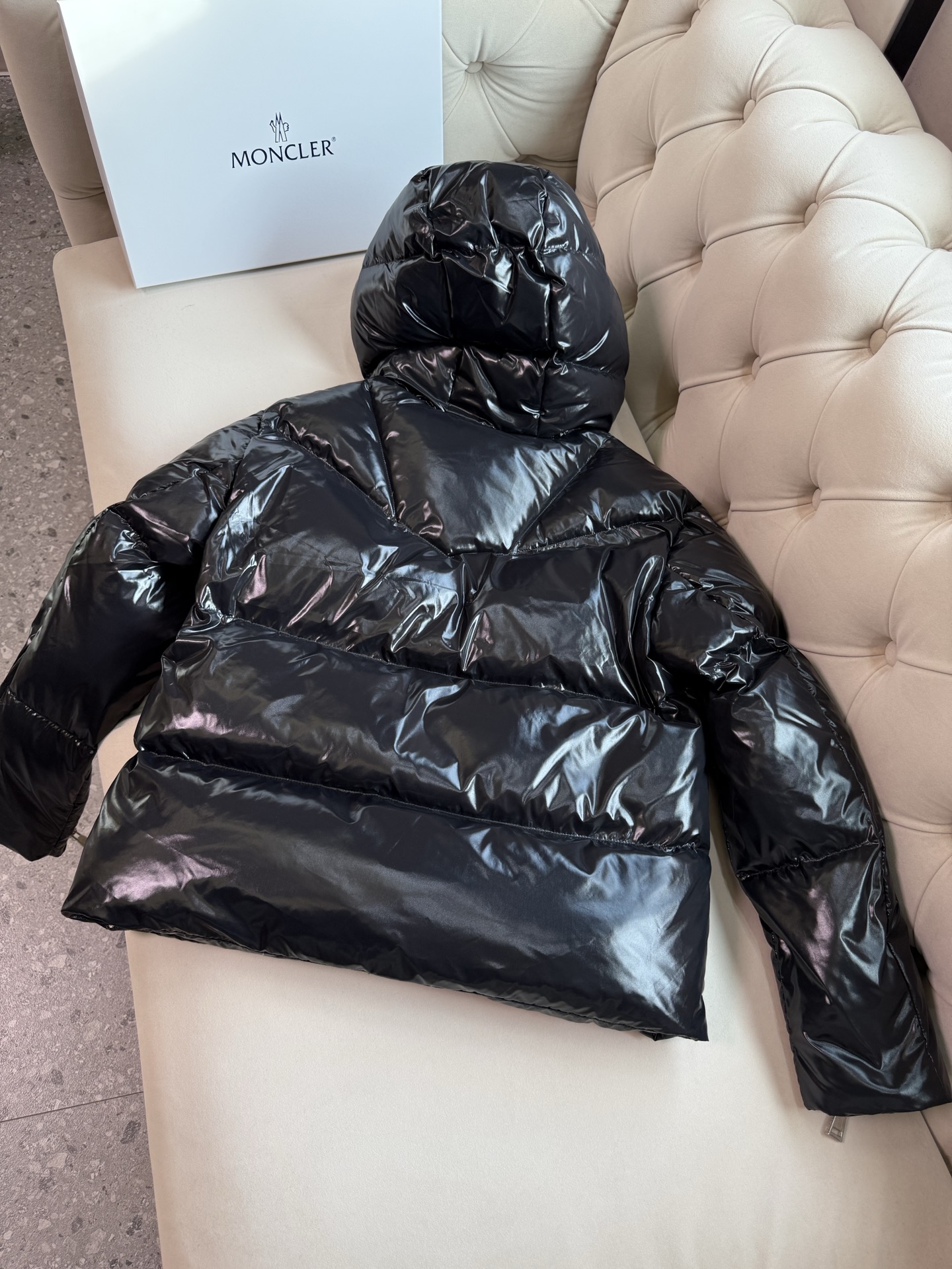 ✨✨✨Abbaye短款、帽子隐藏字母Moncl时尚精髓。低调洋气、百搭款、上身效果非常好秋冬保暖这一件就