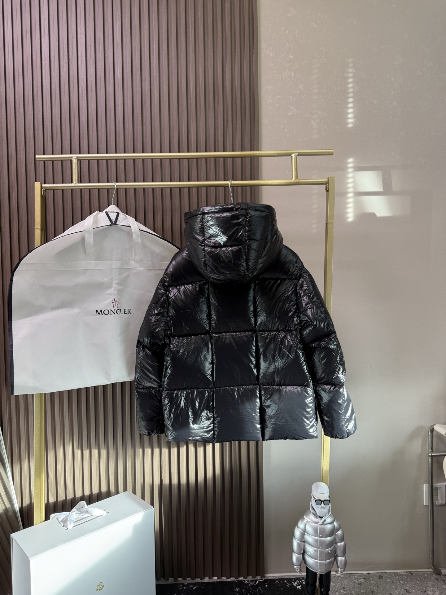 官网图#Mon*ler World# PARANA撞色短款～黑金系列利落色彩与剪裁打造干练姿态，秋冬Mo