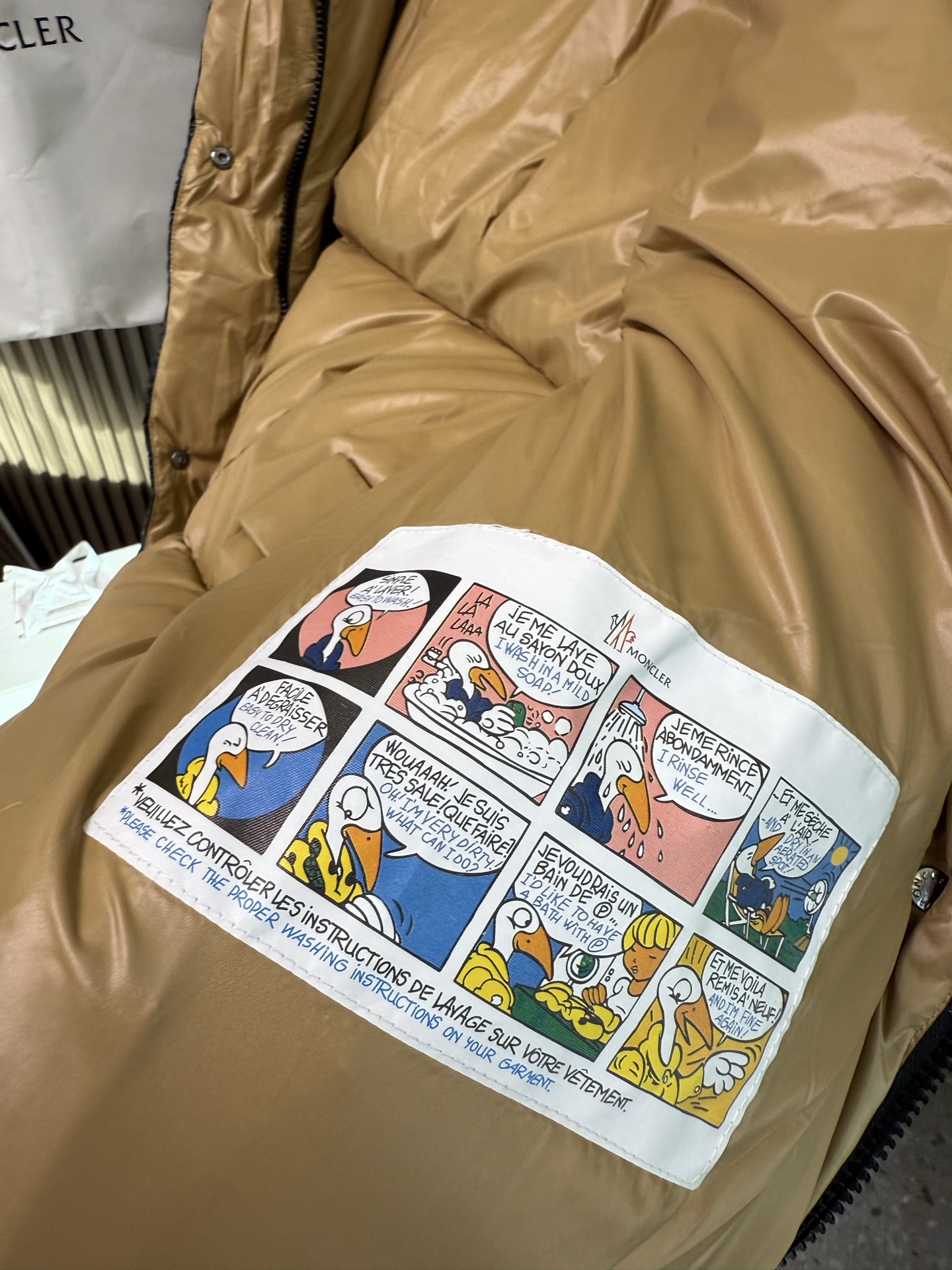 官网图#Mon*ler World# PARANA撞色短款～黑金系列利落色彩与剪裁打造干练姿态，秋冬Mo