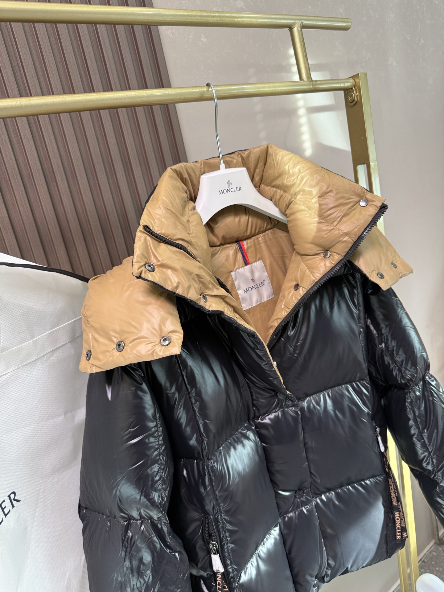 官网图#Mon*ler World# PARANA撞色短款～黑金系列利落色彩与剪裁打造干练姿态，秋冬Mo