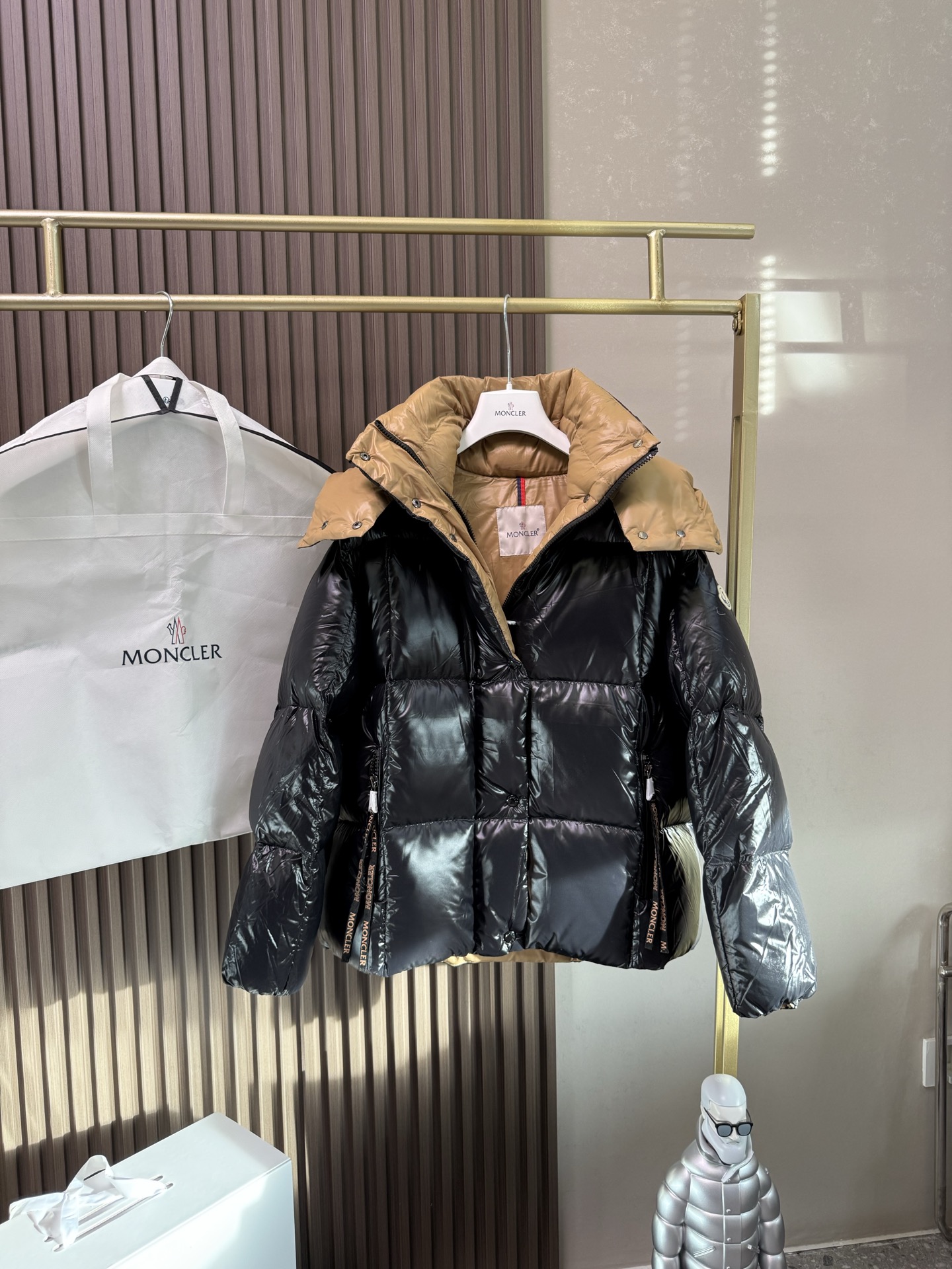 NO:563638,With dust bag official website photo #Mon*ler World# PARANA short style with contrasting colors ~ Black and gold series, neat colors and tailoring create a smart posture, the main line of Mon*ler autumn and winter series, returning to the hustle and bustle of the city. One of the main series of autumn and winter, it is destined to be popular all over the Internet!  There are two lengths, one short and one long, both men and women can wear it!  Mengkou’s flagship series this year is filled with 90% white goose down, which is warm, comfortable and not bulky. It is a bread suit pattern formed by large squares. Each square is evenly distributed, firmly locking the down and warming your body!  The interior adopts a brown contrasting color design, which does not lose its personality and looks low-key!  The letter woven tape on the pocket highlights the brand and has a certain sense of beauty and layering!  The original customized fabric has a high density and a certain color, and the feel is definitely consistent with the original!  !  !  The contrasting color fabric inside is dyed first, and after repeated testing, there will never be a single lint left!  !  !  The long length can definitely protect you from head to toe. The cut is clean and neat, and the upper body does not look bloated at all!  Let you spend the cold winter gently!  The short cut is also clean and neat, with a super simple design. There is no gorgeous decoration or special design. It is just simple. But it will make your heart beat!  !  The simple and practical outerwear shows the agility and visual vitality of contemporary trends. While reinterpreting Moncler's iconic classic styles, it promotes a more youthful and uninhibited attitude towards cool play!  Two lengths for you to choose!  The sizes are all 0-1-2,,Moncler,Moncler,down jacket,alexander wang19860909配防尘袋官网图#Mon*ler World# PARANA撞色短款～ 黑金系列 利落色彩与剪裁打造干练姿态,秋冬Mon*ler主线系列,重返喧嚣都市. 秋冬主打系列之一,注定火爆全网！两个长度 一个短款 一个长款,都是男女均可以穿！蒙口今年主打系列,内填充90白鹅绒,保暖舒适且不臃肿,大方块而形成的面包服版型,每块方格都是均匀的分配,牢牢的锁住羽绒,温暖着你的身形！内里采用的是棕色撞色设计,不失个性,又显低调！ 口袋处的字母编织带,凸显了品牌,又有着一定的美感,层次感！原版定制面料,密度chao高,带着一定的色泽感,手感上绝对是与原版一致的！！！内里撞色面料,是先去定染颜色的,在经过反复测试,绝对不会跑出一根绒！！！长款的长度绝对是可以从头保护在脚的,干净利落的剪裁,上身一点都不显臃肿！让你温柔的度过寒冷的冬季！短款的剪裁同样的干净利落,超级简单的设计,没有华丽的装饰,也没有特殊的设计,就是简简单单.但是会让你有着怦然心动的感觉！！简约且实用的外衣、展露出当代潮流的灵动与视觉活力,在重新演绎Moncler盟可睐标志性经典款式的同时,宣扬着更为年轻不羁的酷玩态度！两个长度供你选择！尺码都是0-1-2,,Moncler,Moncler,down jacket,alexander wang,Women's clothing