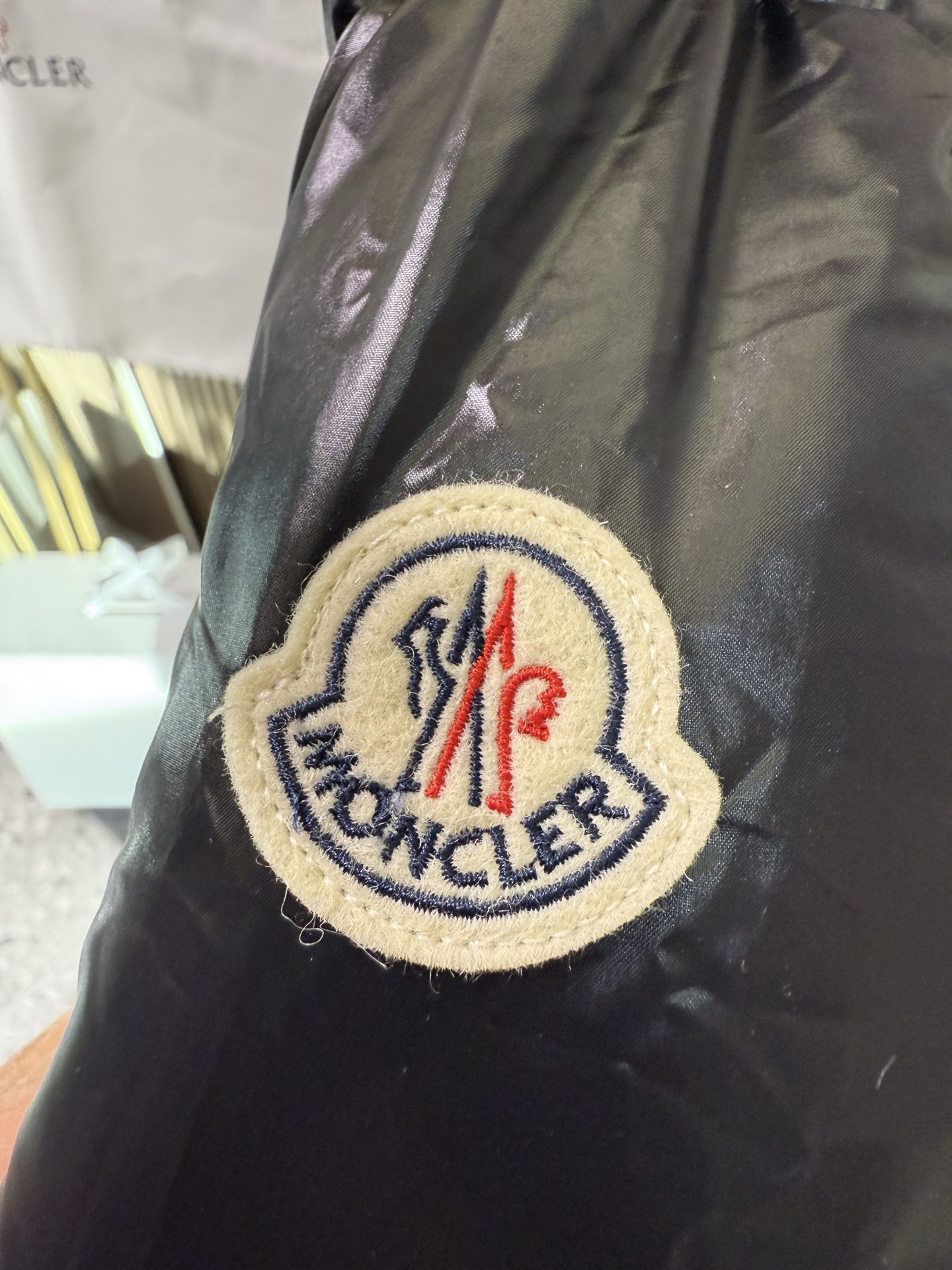 官网图#Mon*ler World# PARANA撞色短款～黑金系列利落色彩与剪裁打造干练姿态，秋冬Mo