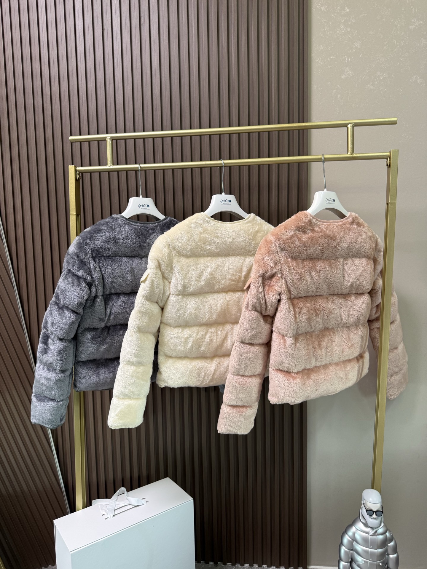 Floyrac泰迪绒短款羽绒夹克外套Floyrac采用柔软泰迪绒造型面料制成，焕新演绎经典羽绒夹克。短款