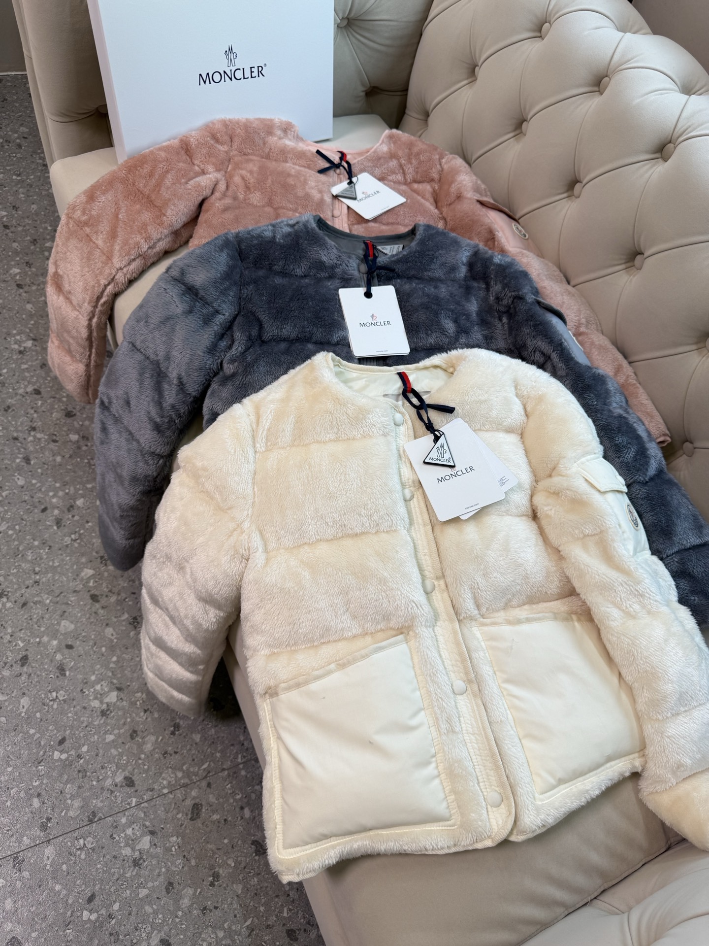 Floyrac泰迪绒短款羽绒夹克外套Floyrac采用柔软泰迪绒造型面料制成，焕新演绎经典羽绒夹克。短款