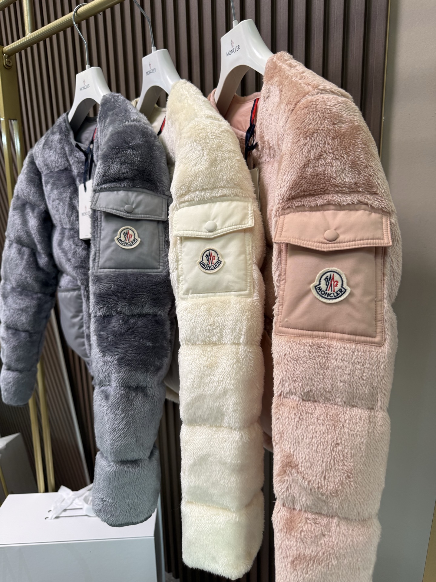 Floyrac泰迪绒短款羽绒夹克外套Floyrac采用柔软泰迪绒造型面料制成，焕新演绎经典羽绒夹克。短款