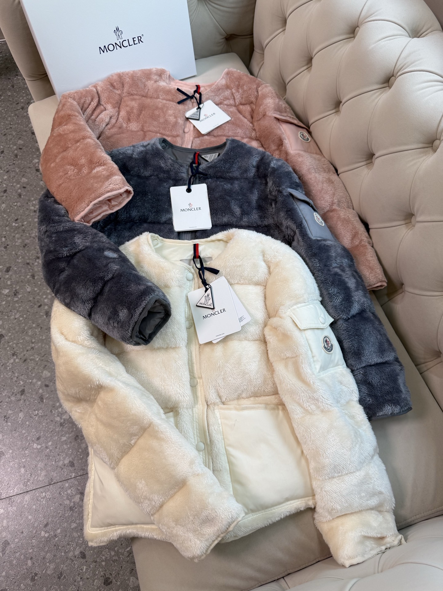 Floyrac泰迪绒短款羽绒夹克外套Floyrac采用柔软泰迪绒造型面料制成，焕新演绎经典羽绒夹克。短款