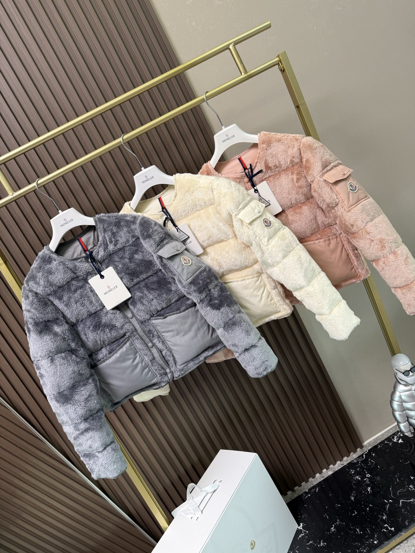 Floyrac泰迪绒短款羽绒夹克外套Floyrac采用柔软泰迪绒造型面料制成，焕新演绎经典羽绒夹克。短款