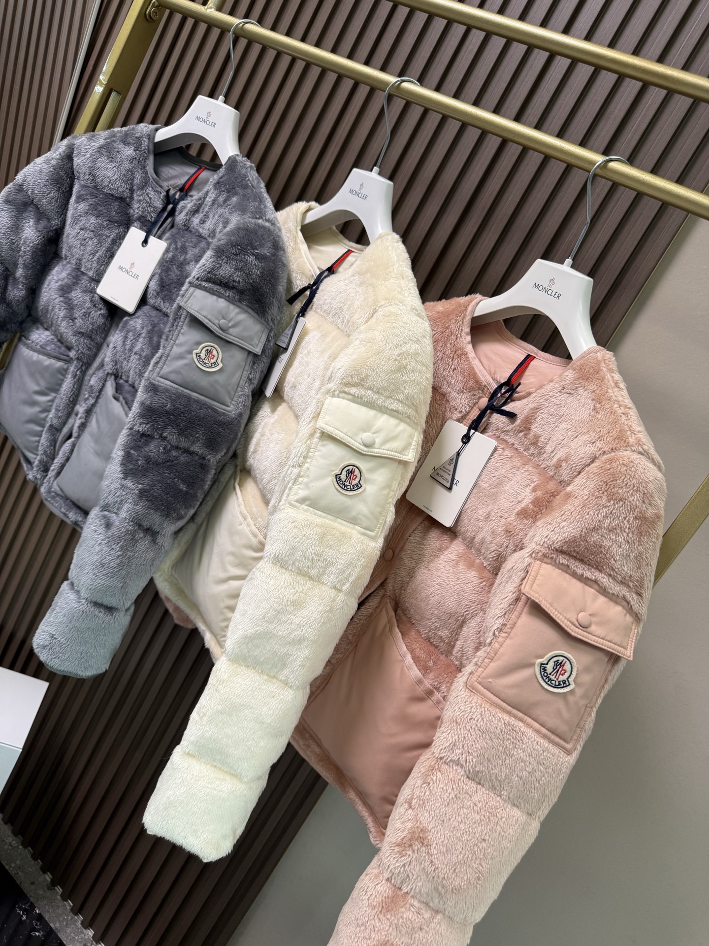 Floyrac泰迪绒短款羽绒夹克外套Floyrac采用柔软泰迪绒造型面料制成，焕新演绎经典羽绒夹克。短款