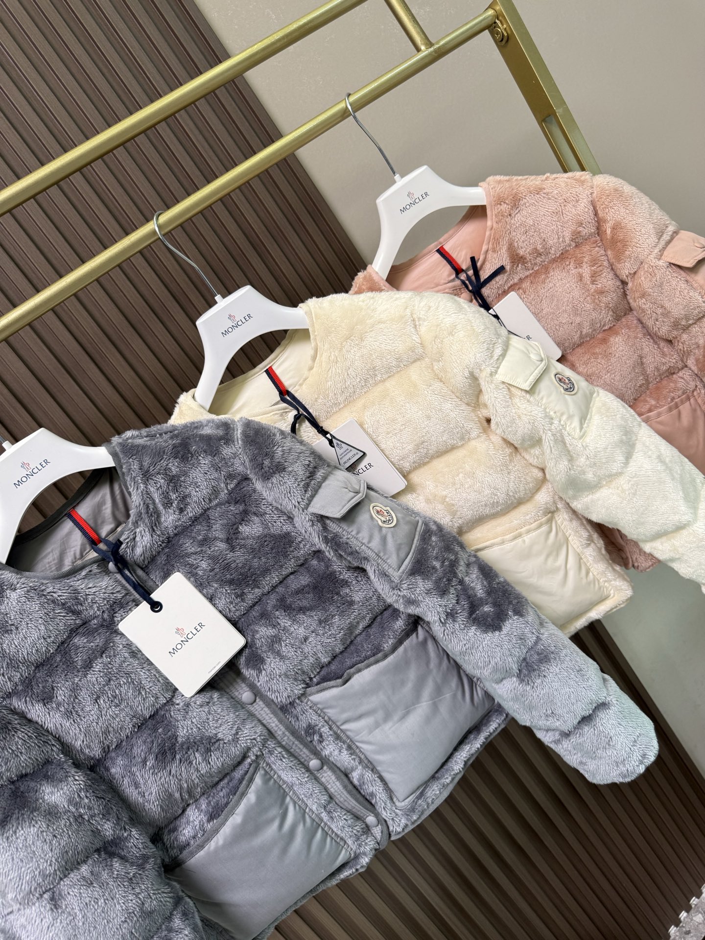 Floyrac泰迪绒短款羽绒夹克外套Floyrac采用柔软泰迪绒造型面料制成，焕新演绎经典羽绒夹克。短款